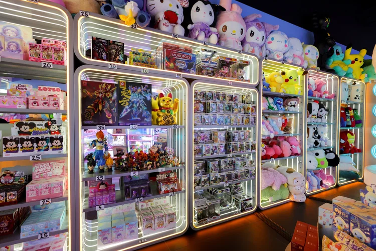Claw machines and prizes at Lucky Claw Mania
