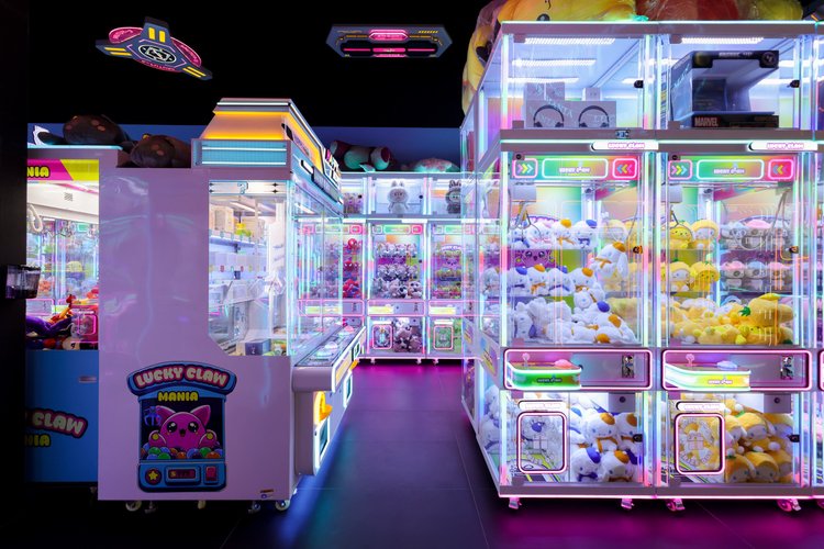 Claw machines and prizes at Lucky Claw Mania