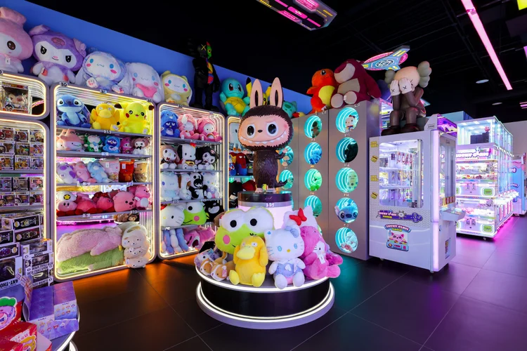 Claw machines and prizes at Lucky Claw Mania