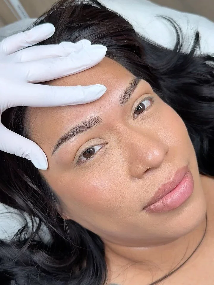 Fusion brows ˚✧₊⁎❝᷀ົཽ≀ˍ̮ ❝᷀ົཽ⁎⁺˳✧༚
For the girls with sparse brows that want a little more definition than just hairstrokes but not the harsh makeup look ☆