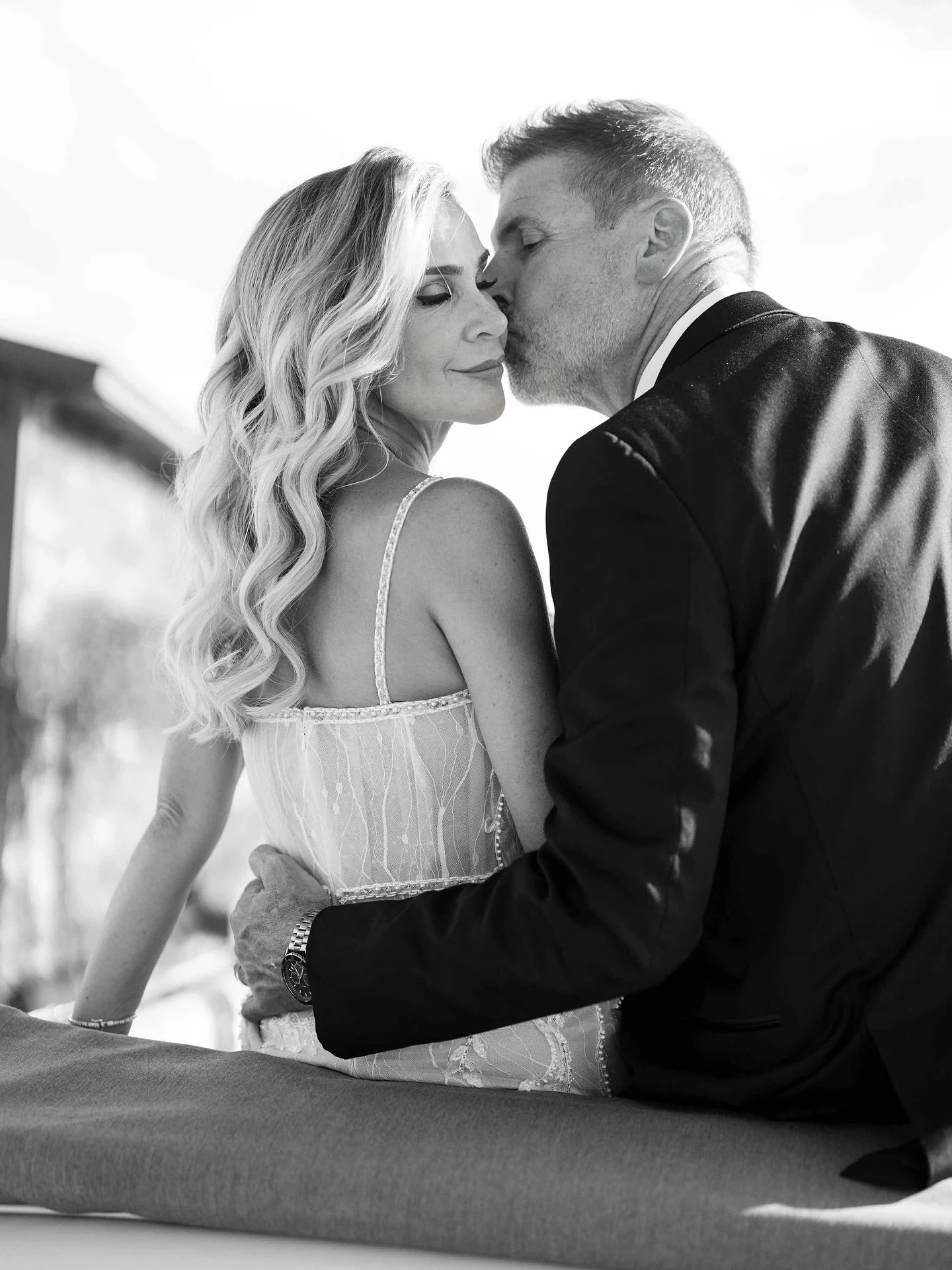 There&rsquo;s something about Black &amp; White photos that captures the soul of a moment 🤍🖤
Every photo feels like it belongs in a magazine spread. From the quiet glances to the laughter in between, these classic photos remind us that true eleganc