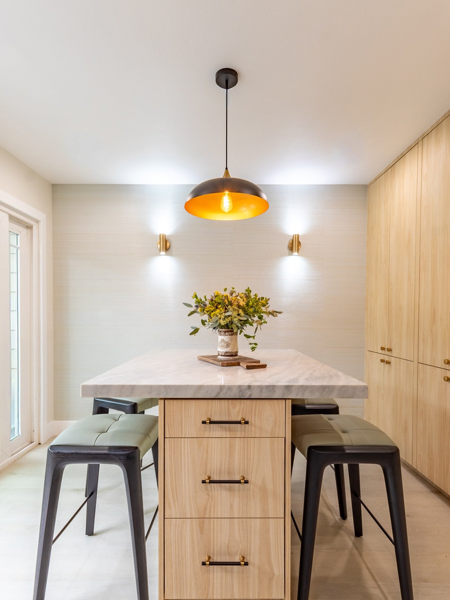 Newport Condo Refresh
Molly O Interiors is excited to share this fun condo renovation, complete with a reimagined kitchen and updated guest bathroom. Our clients were wonderful to work with, and we&rsquo;re thrilled they love the results.

Light wood