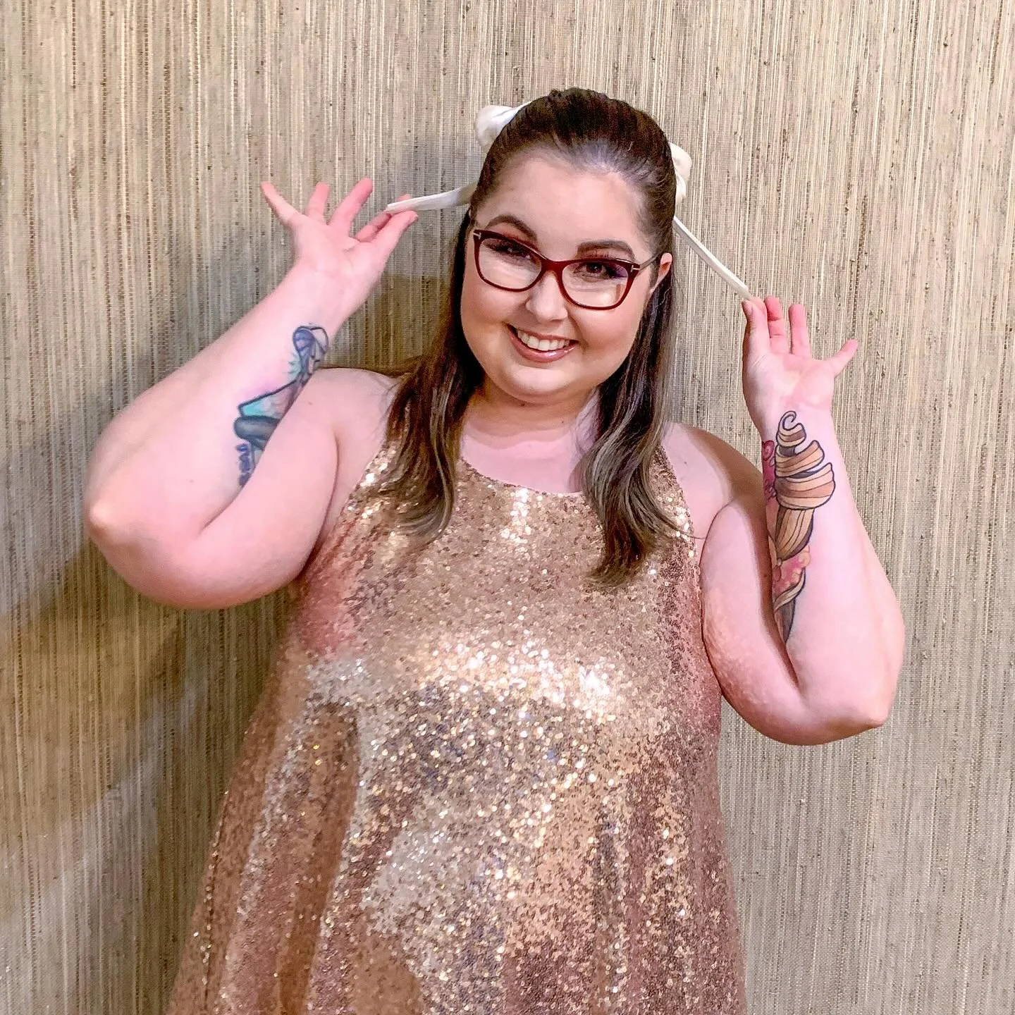 Get your sparkle on and let your inner radiance shine. I&rsquo;m grateful for my inner glimmer that lets me see the brilliant dazzle life has to offer. Glow magnificently throughout this holiday season and enjoy everything life has to offer. Also, en