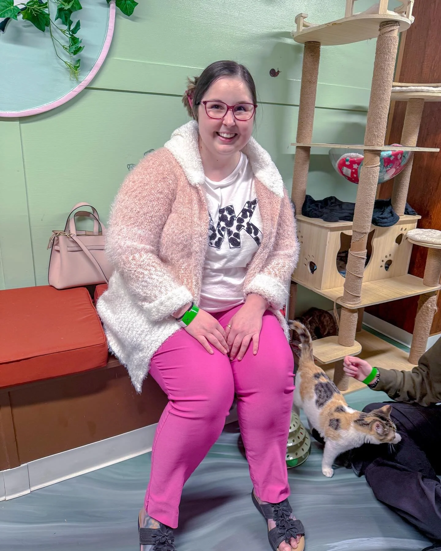 🐱 Fluffy friends make for a better week 🐈 A kitten petting truck resulted in joyous recharge time for the heart and soul - all thanks to @botany_cats at USF&rsquo;s Alice in Wonderland event!