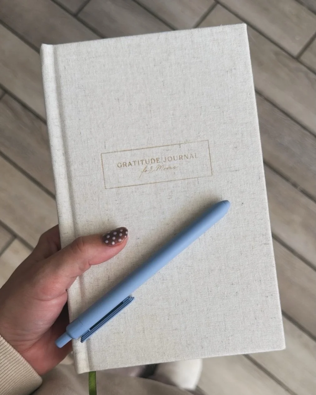 Pictured here: our favorite journaling pens 🙌🏼 A crucial part of a successful gratitude journal habit. Comment PEN and we&rsquo;ll send you the link!