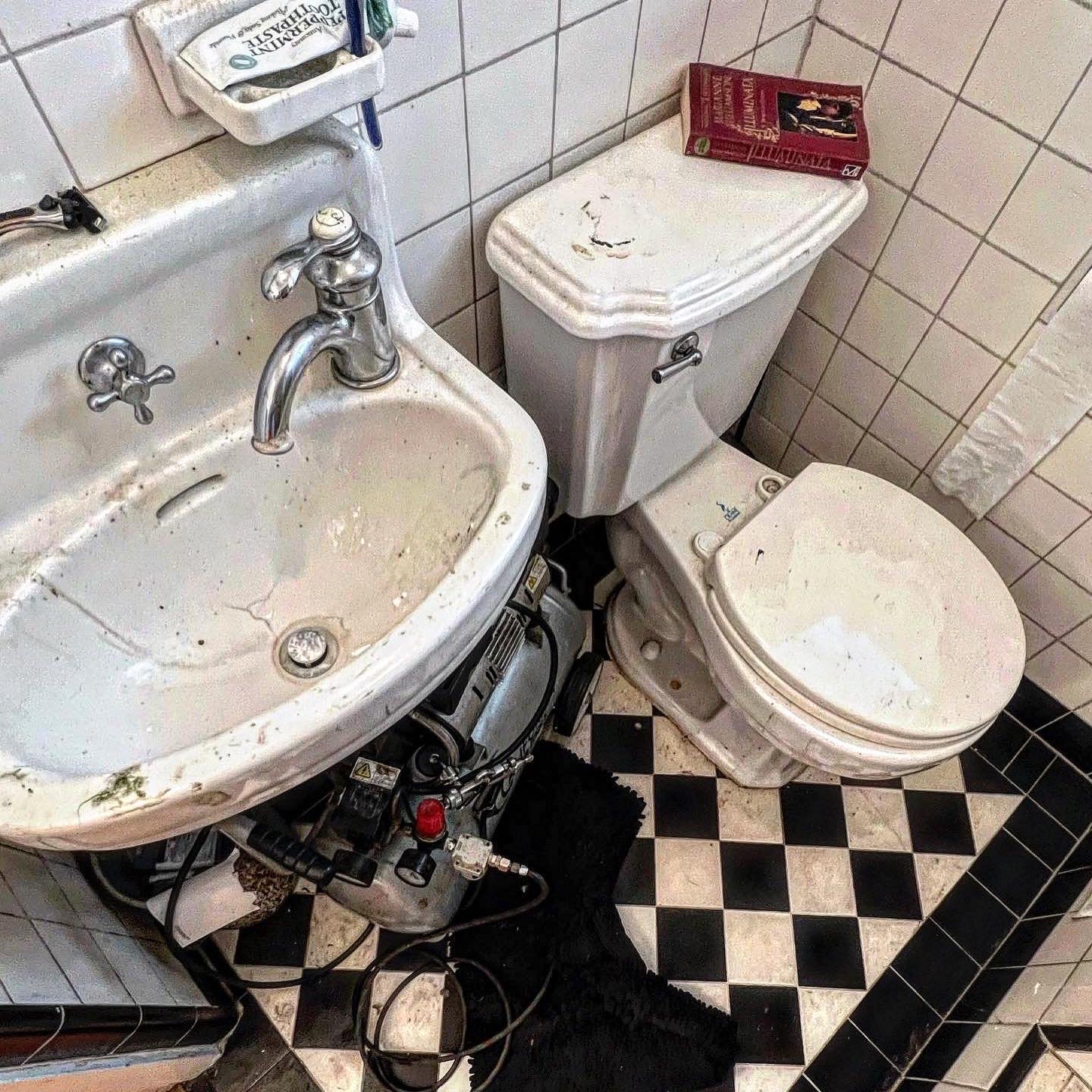Bathroom before.jpg