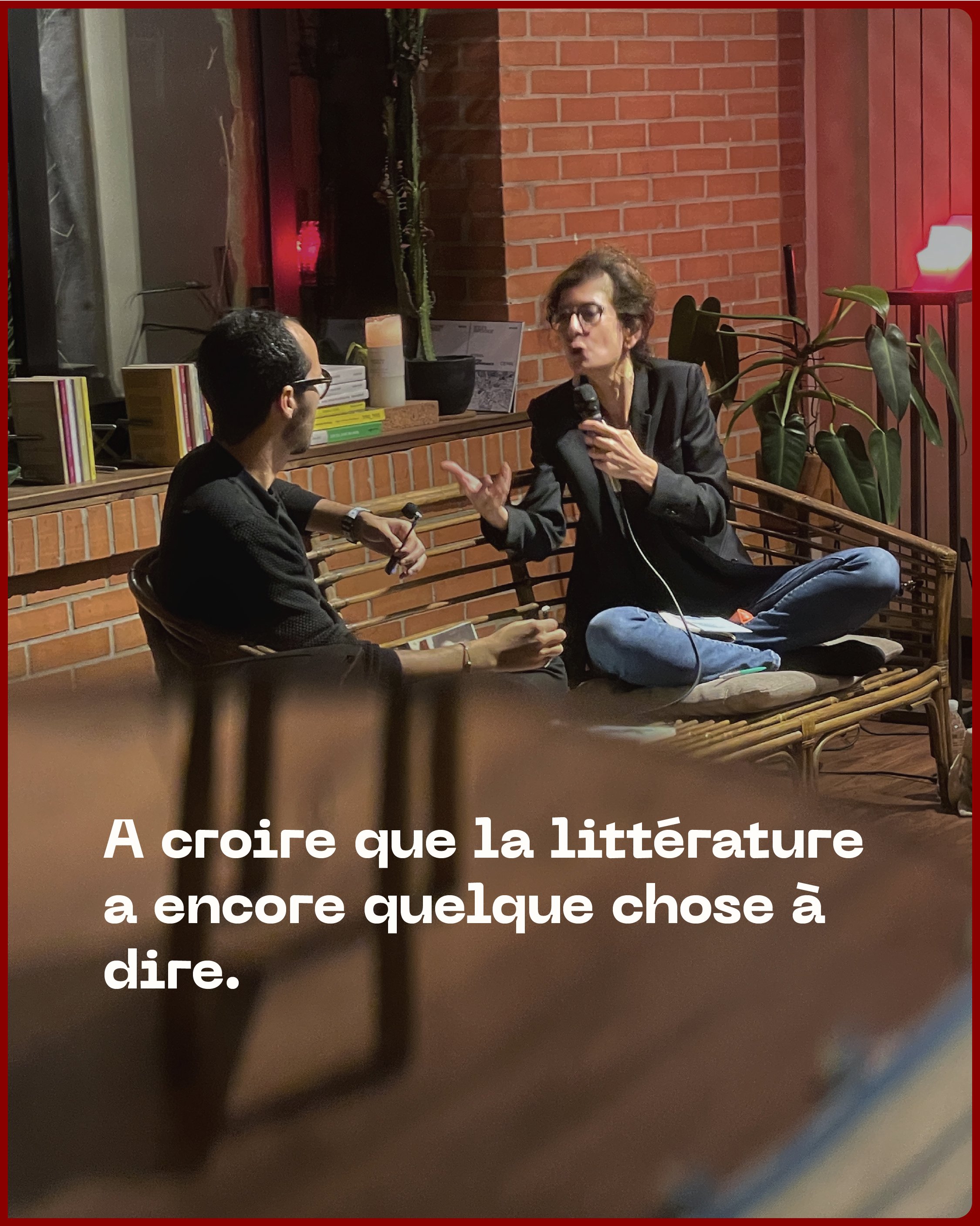 Entretien littéraire entre deux personnes assises dans un intérieur avec des livres et des plantes, accompagné du texte « À croire que la littérature a encore quelque chose à dire. »
