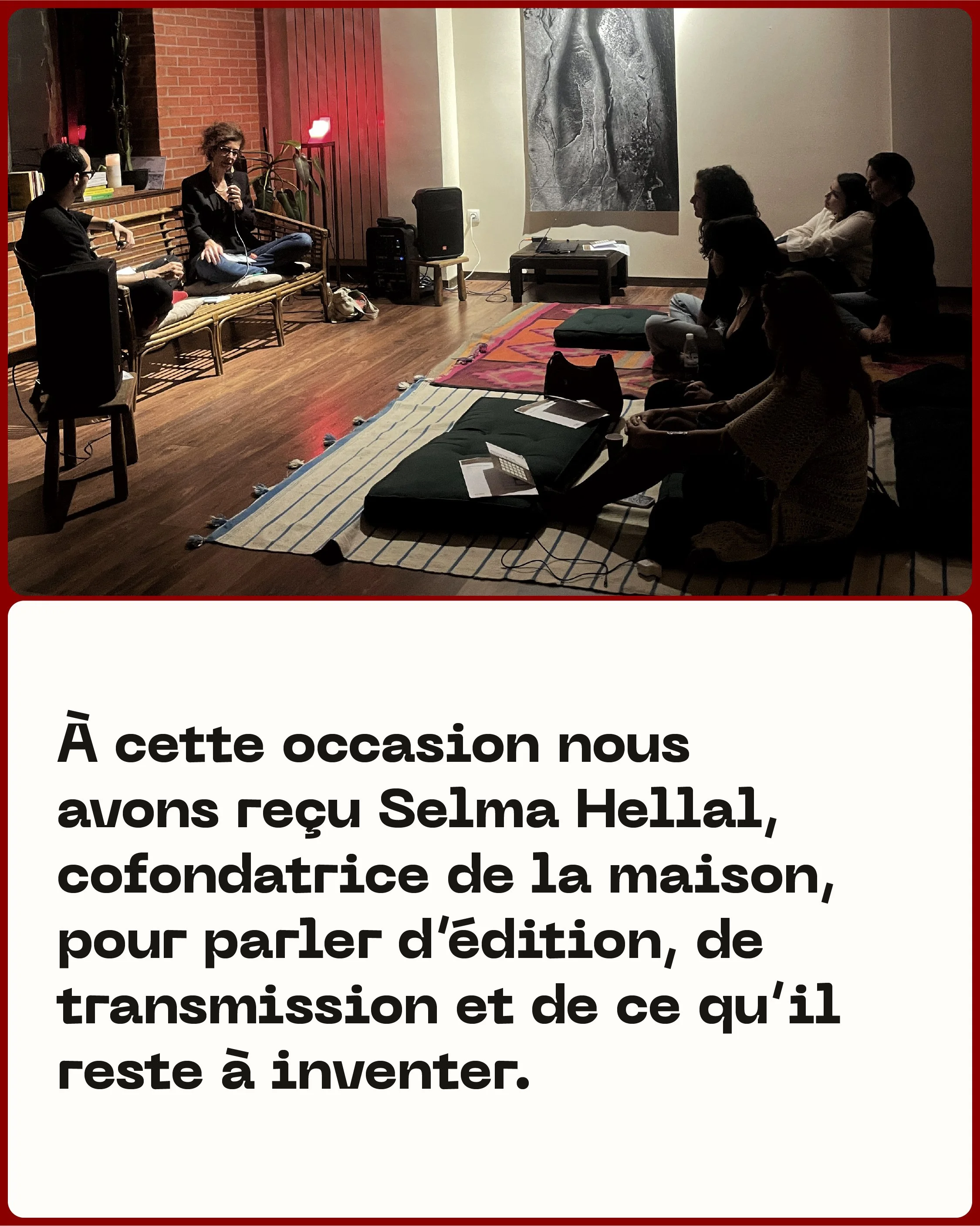 Rencontre littéraire dans un salon : une intervenante tient un microphone devant un public assis sur des tapis, avec un texte annonçant Selma Hellal, cofondatrice de la maison d’édition Barzakh.