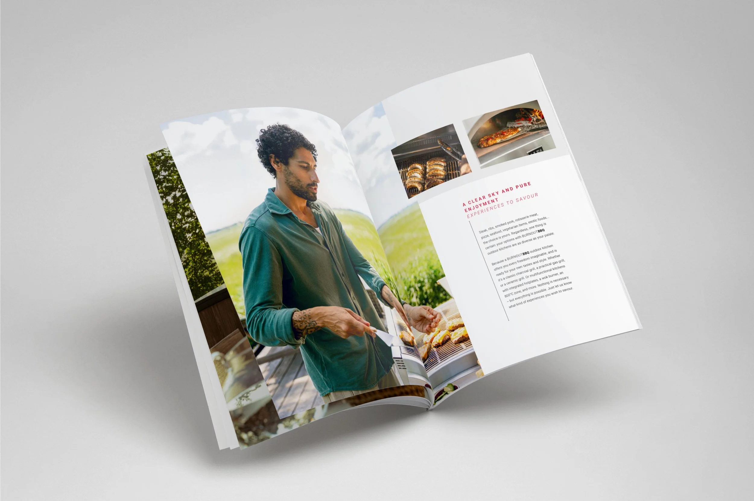 Offen geblättertes Magazin mit Foto eines Mannes beim Grillen im Freien, und Bildern von Fleisch auf einem Grill, auf weißem Hintergrund