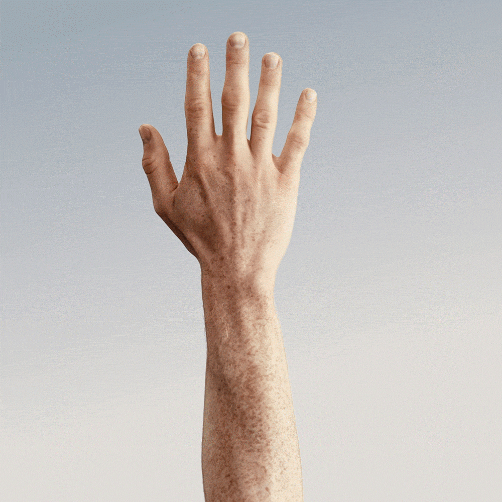 Eine menschliche Hand hebt sich gegen einen hellgrauen Hintergrund, mit leicht gestreckten Fingern.