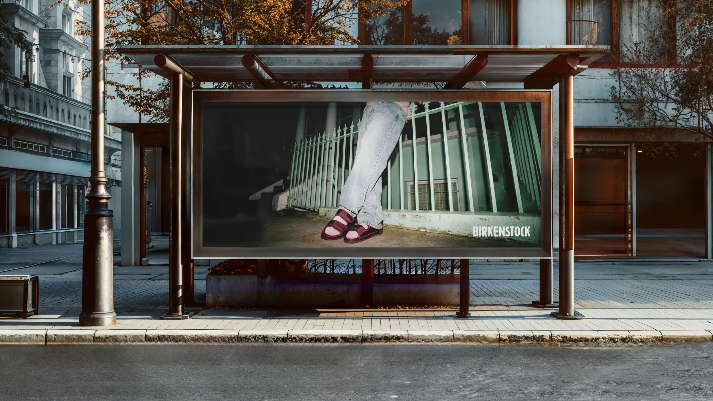 Werbetafel im Freien mit einem jungen Mann, der Schuhe trägt, an einem Gehweg auf einer Stadtstraße, mit hohen Gebäuden im Hintergrund.