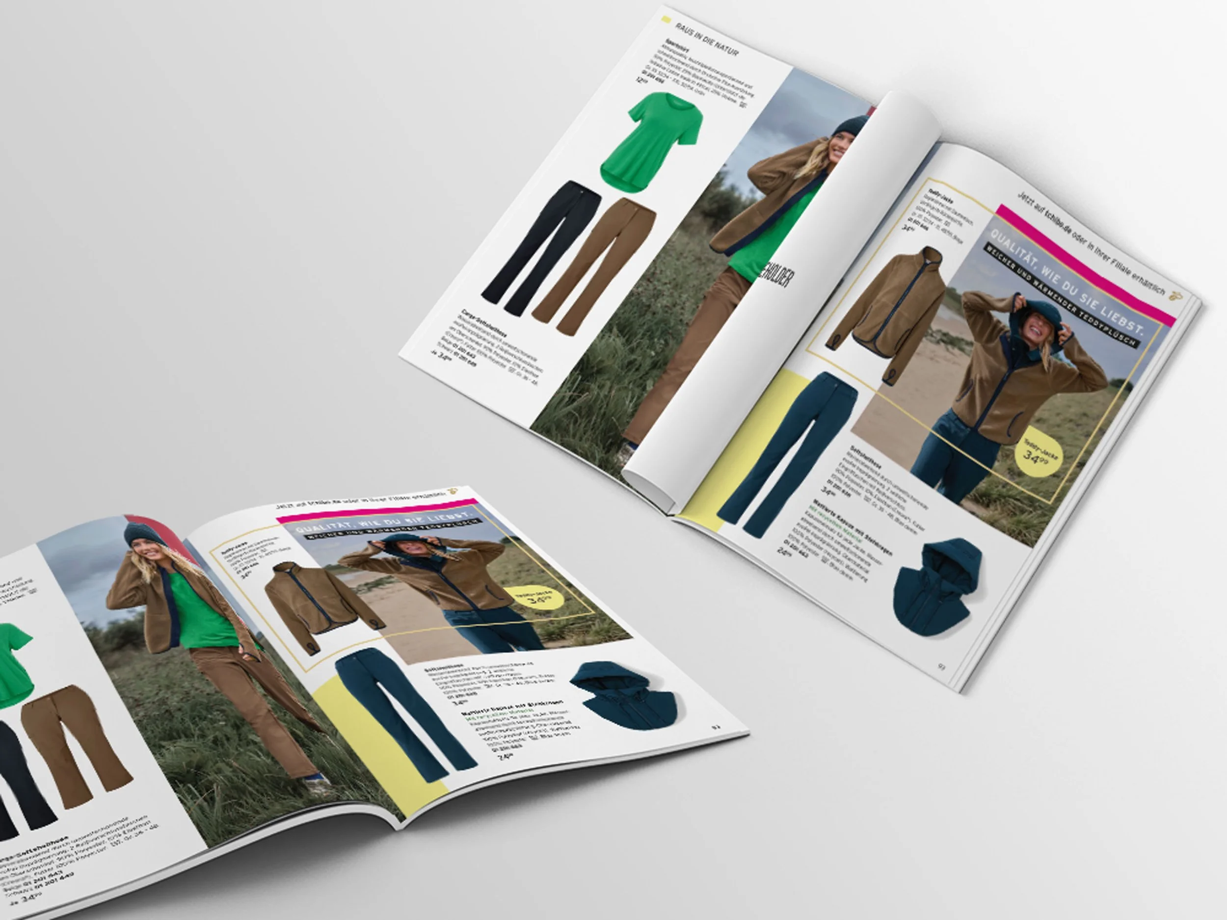 Offene Zeitschriften mit Modeartikeln und Fotos an einem weißen Tisch