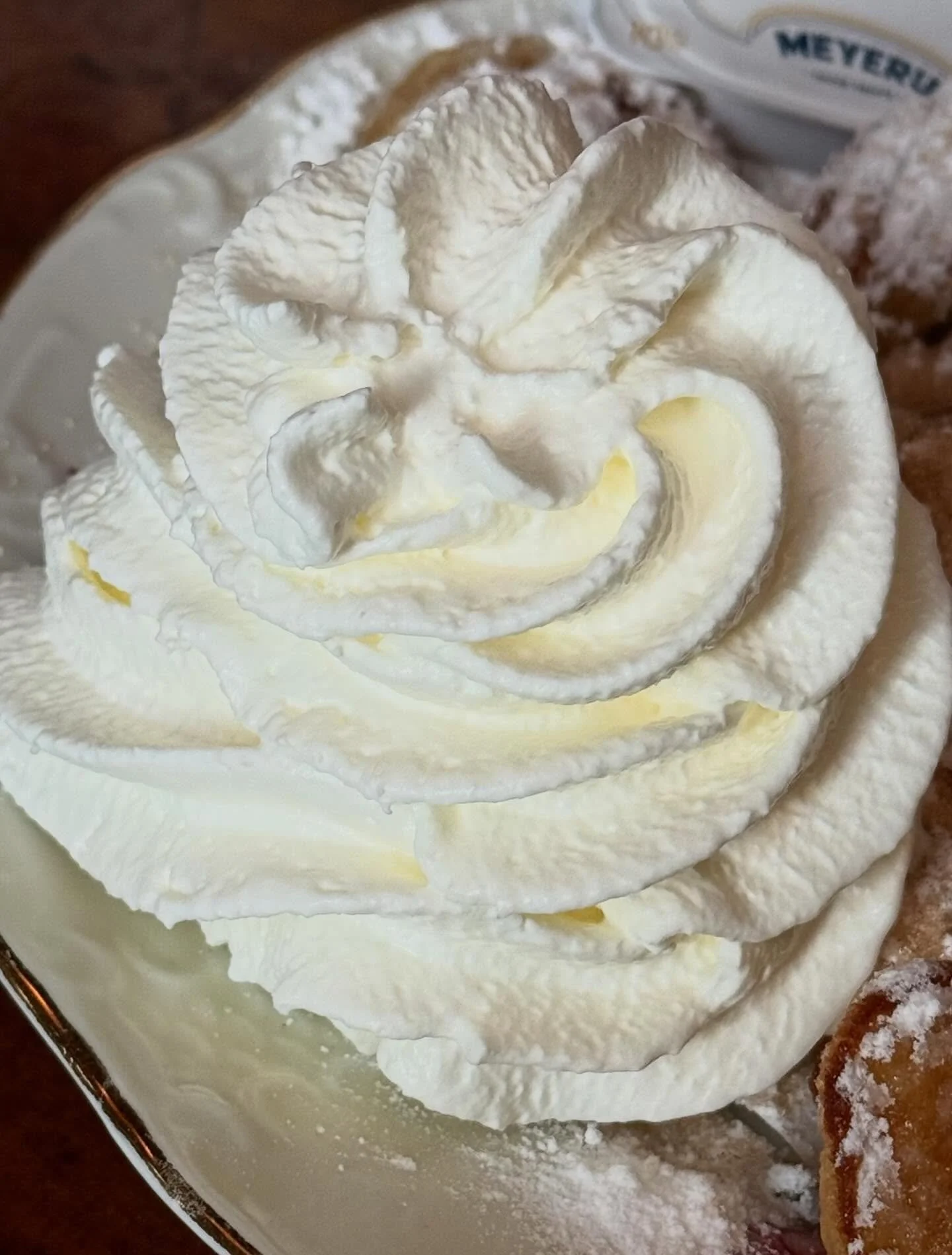 cream that begs to be slowly tasted 
.
.
.
.
.
#aestheticfood #photography #cream #storytelling #fy