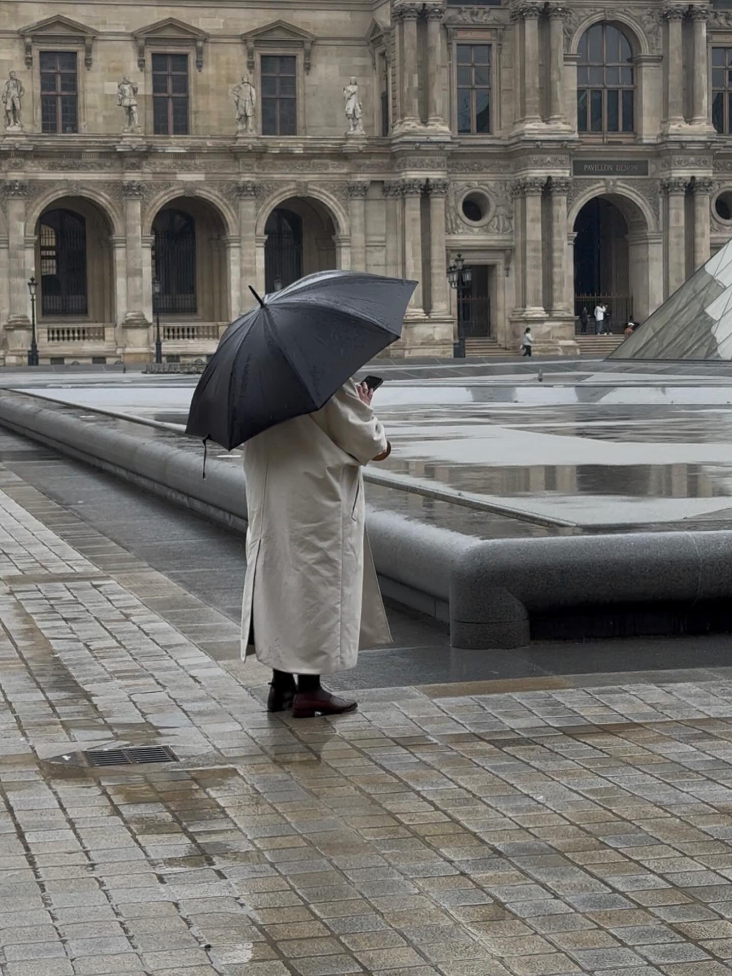 paris rain time 
.
.
.
.
.
#paris #louvre #umbrella #photography #fy #fyp