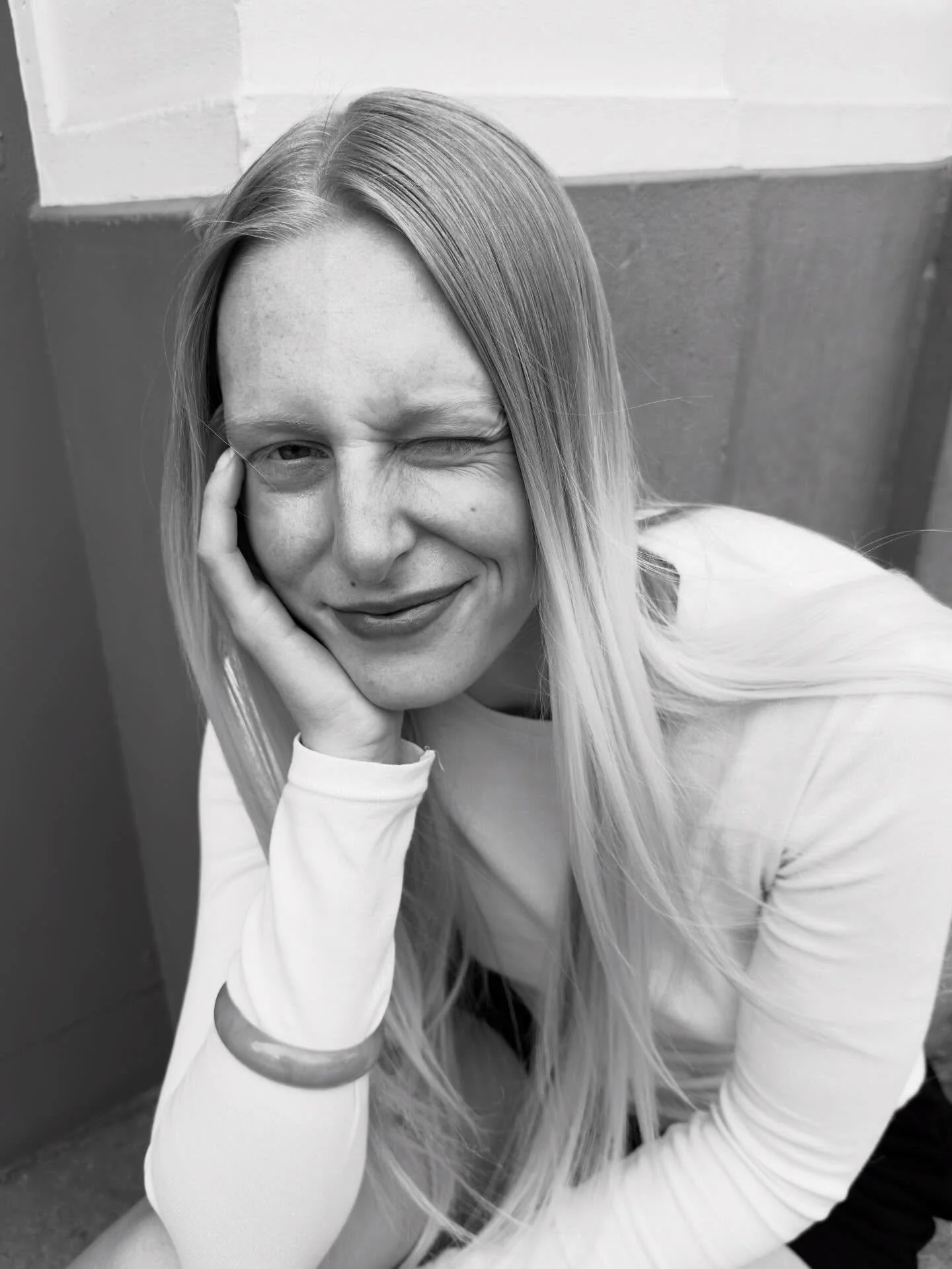 meet lo&iuml;s, the driving force behind @cow.galerie the photos show her down to earth energy ✨ 

born and raised in the east side of the amsterdam, the representation and embracing of cultural diversity has been, and will always be, of high importa