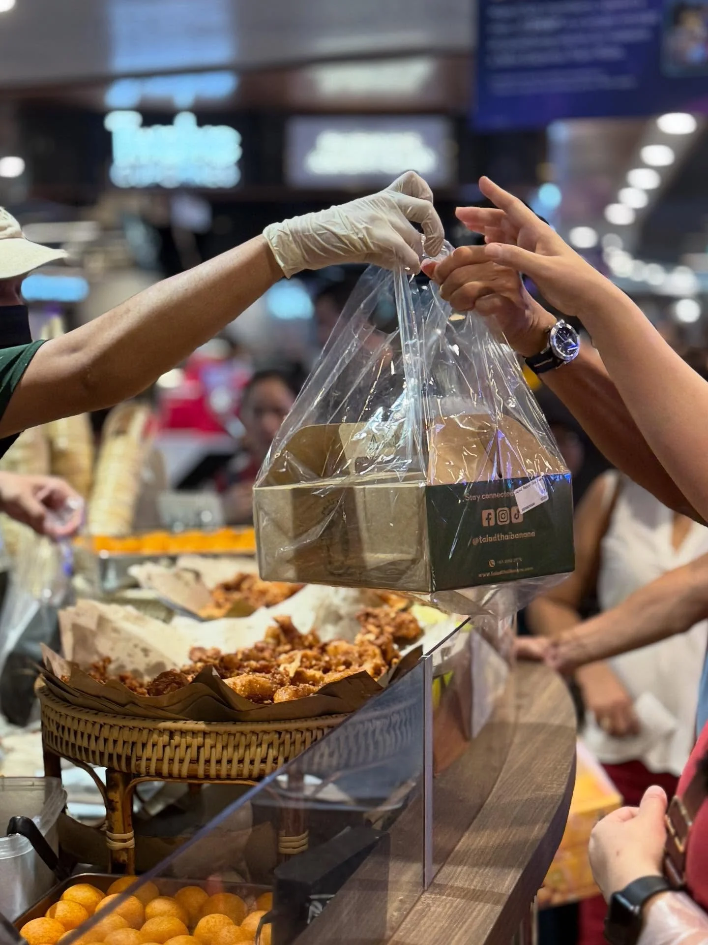 Handing a happy box to you, one at a time — spreading love to families and friends with every box of joy! ππ Available for walk-ins at all 8 outlets islandwide. 
For bulk / corporate orders- drop our team a whatsapp message at +65 8950 2770