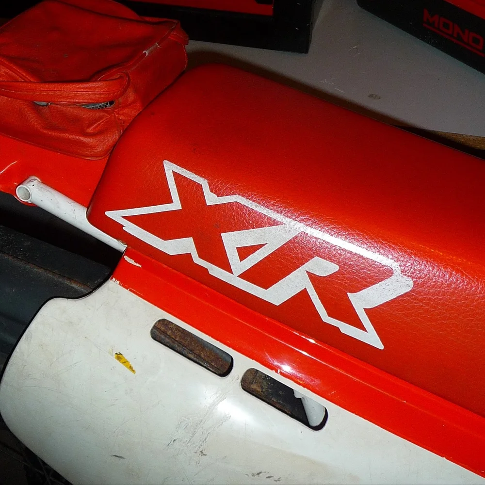 Zoom sur la Honda XR600 de 1989 que l&rsquo;on a remise en route il y a quelques mois 🔎

La moto (et le pilote) seront bient&ocirc;t mis &agrave; l&rsquo;&eacute;preuve lors du @amv_green_rallye h&acirc;te d&rsquo;y &ecirc;tre !

Abonne-toi pour les