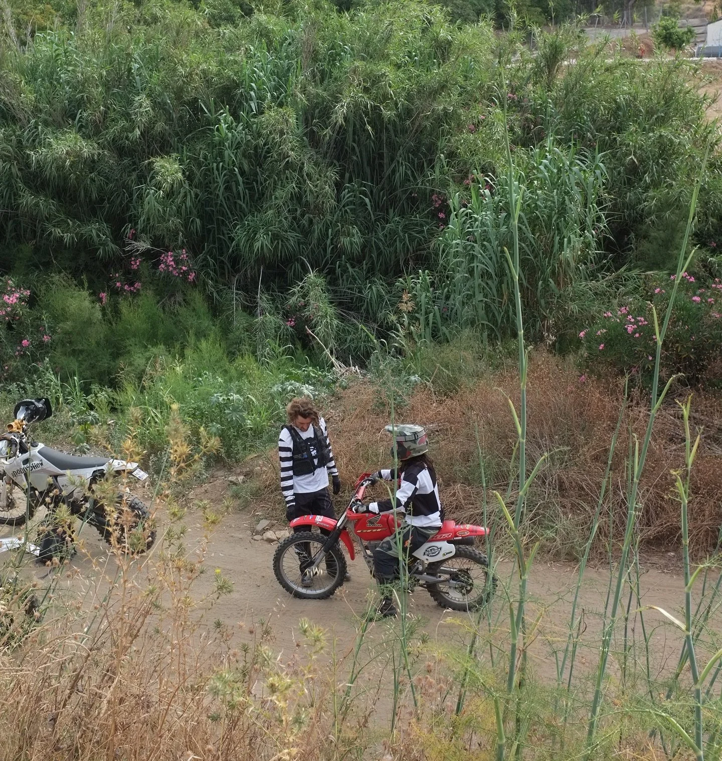 [Archives Mono] Retour sur un road-trip dans le sud de l&rsquo;Espagne, avec une halte chez @theroadshow.enduro pour explorer les pistes andalouses. ⚡️

📲 L&rsquo;articles est toujours disponible sur le site, lien en bio ! 

#theroadshow #hondacrf10