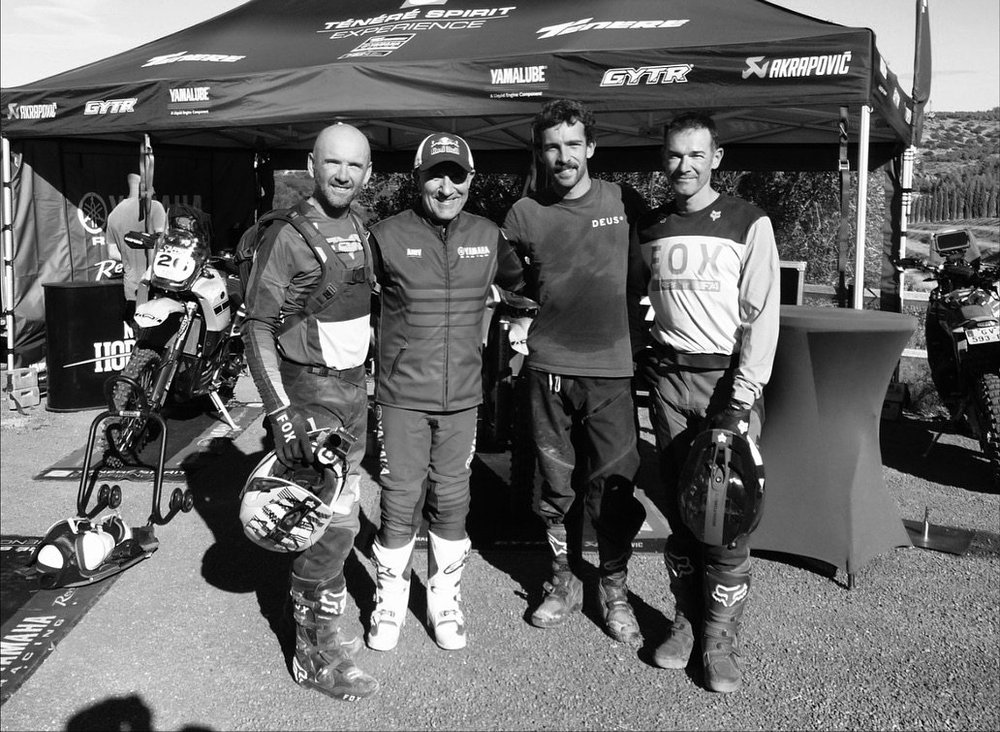 Cours de pilotage par @s.peterhansel et @mxtest.youtube @amv_green_rallye , rien que &ccedil;a ! 🤘 
On vous raconte tout dans le dernier article, disponible d&egrave;s maintenant. Lien en bio ! 📲 
Abonne-toi pour les prochains ! 🏁

#amvgreenrallye