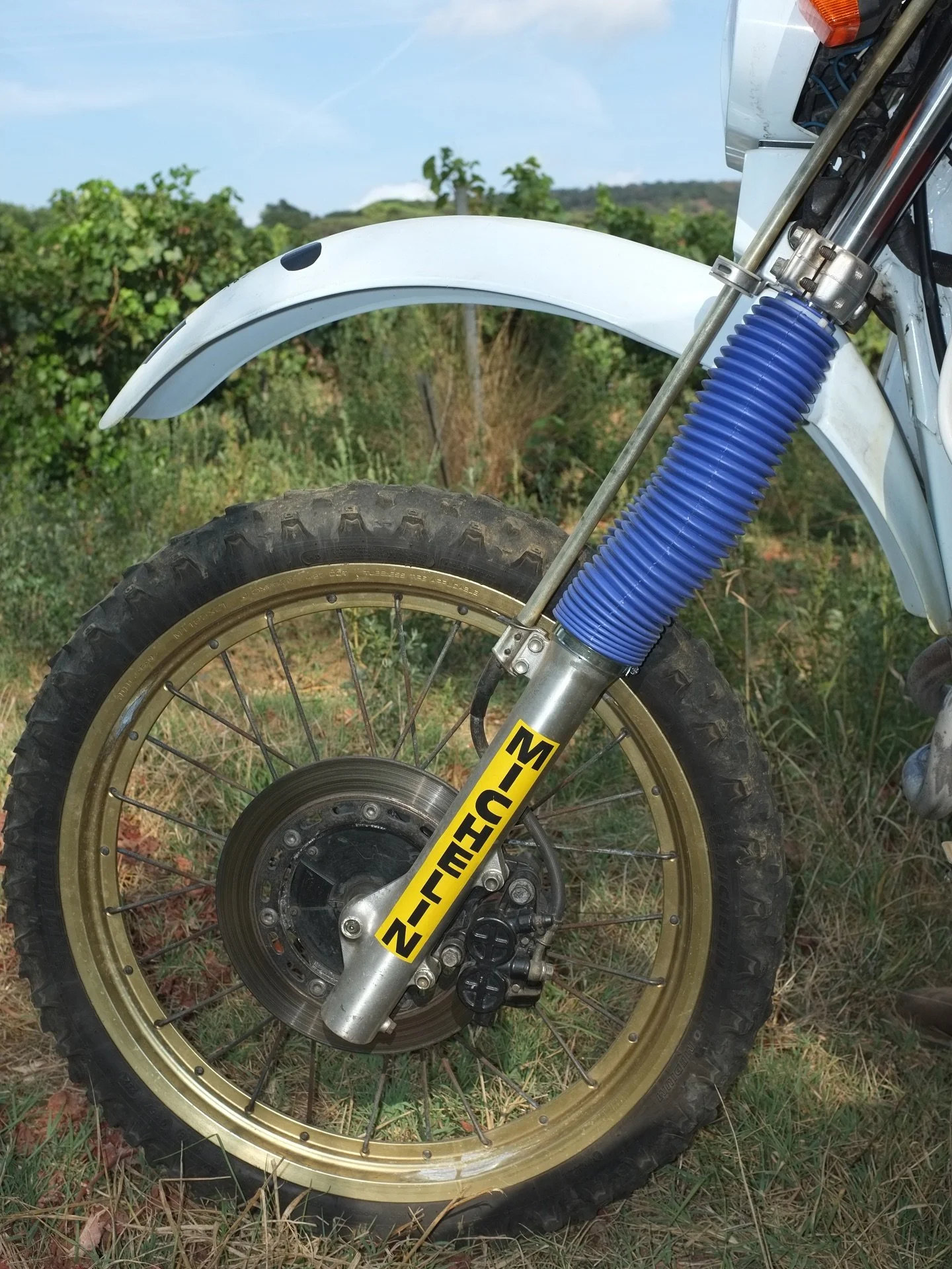 Un peu d&rsquo;&eacute;t&eacute; et du bon bieux XLM 600 - 1987 🚜

#xlm600 #xl600lm #hondaxl600lm #honda600xlm #xl600 #hondavintage #hondavintagemotorcycles