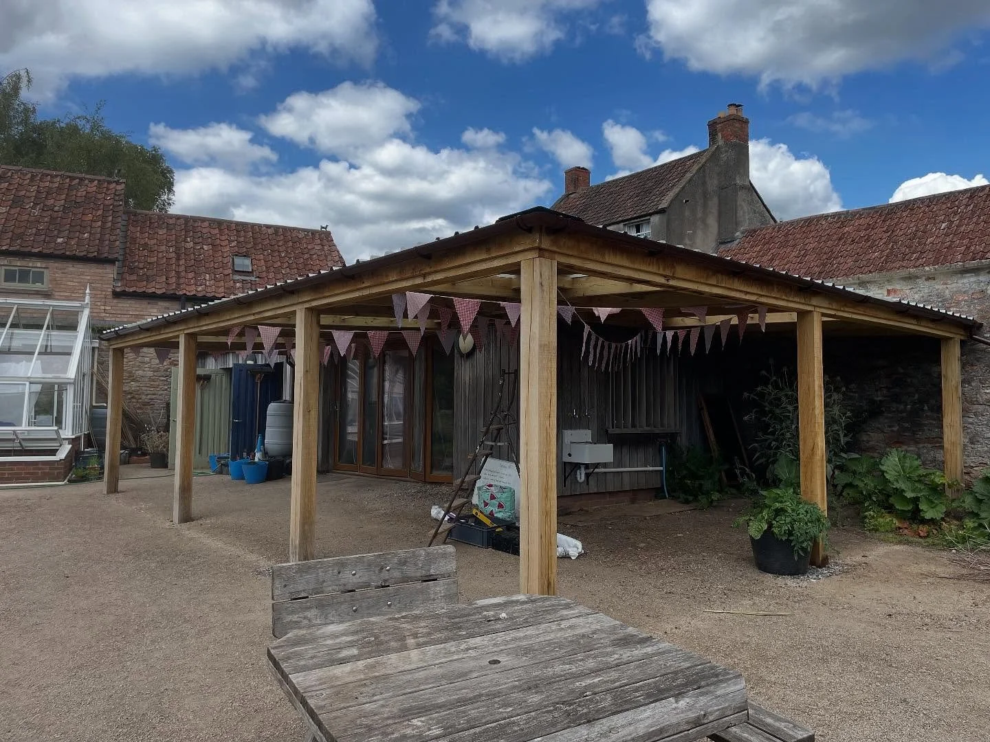 If you want to contact me, email me! Don't message me! I don't know what's going on with instagram, but I'm suddenly getting messages that people tried to send me literally years ago (the oldest one so far from 2022, which I only got last night!)