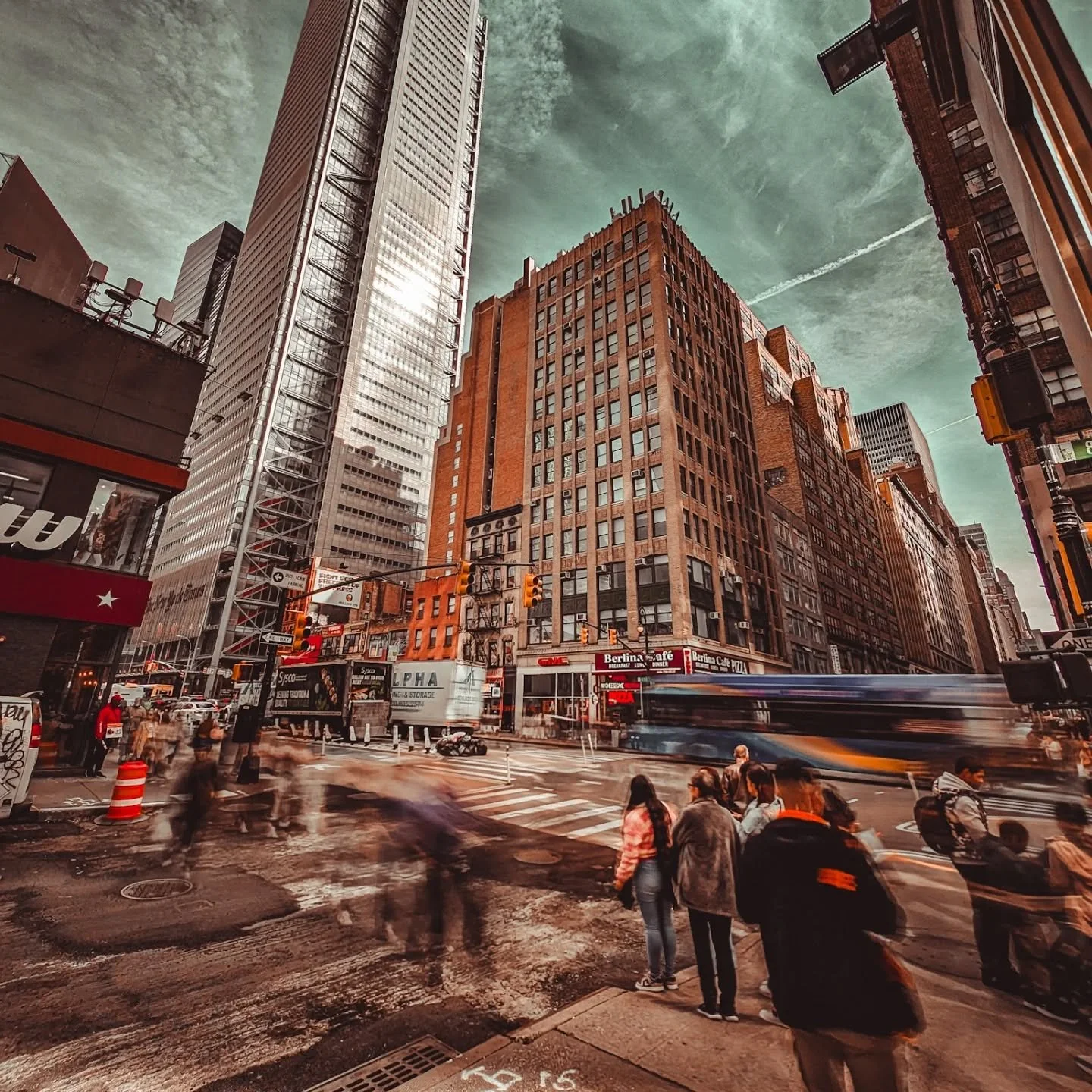 A couple snaps on my way to get a sandwich 
.
.
.
#travelphotography #travelshots #cityphotography #googlepixel8pro #googlepixel #phonephotography #citymood #newyorkcity #longexposure