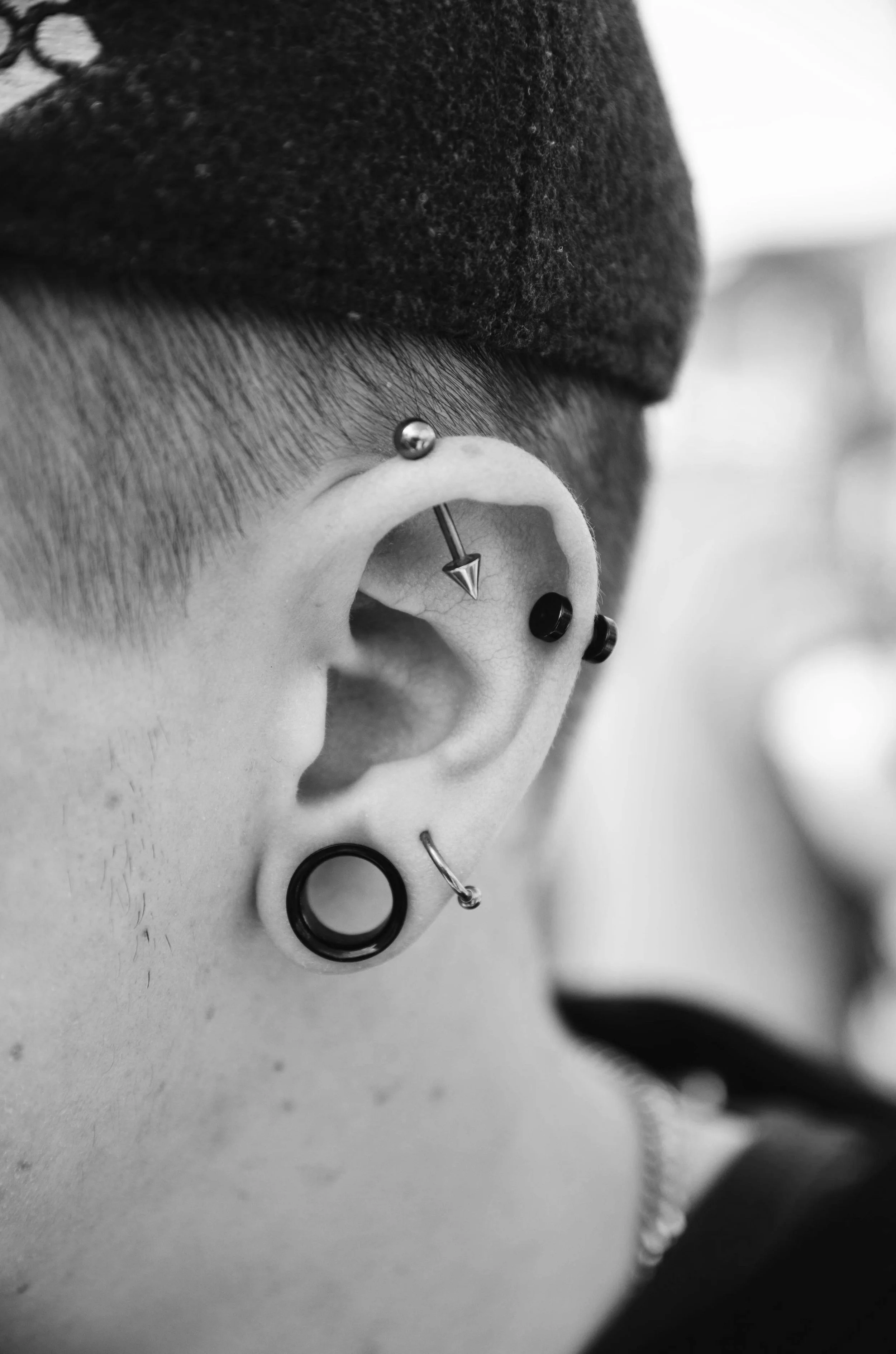 Piercing_Tunnel_Ohr_Helix_Tragus.JPG