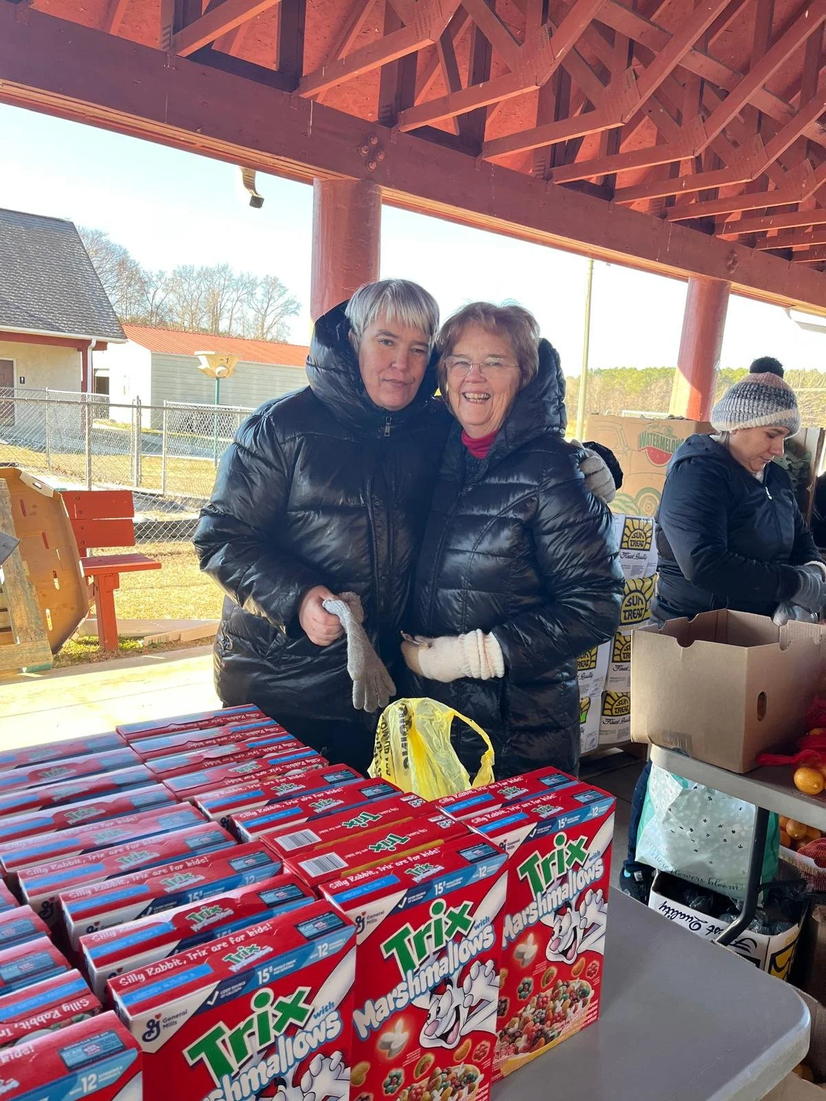 Food Distribution/ Distribución de alimentos/ Distribisyon Manje