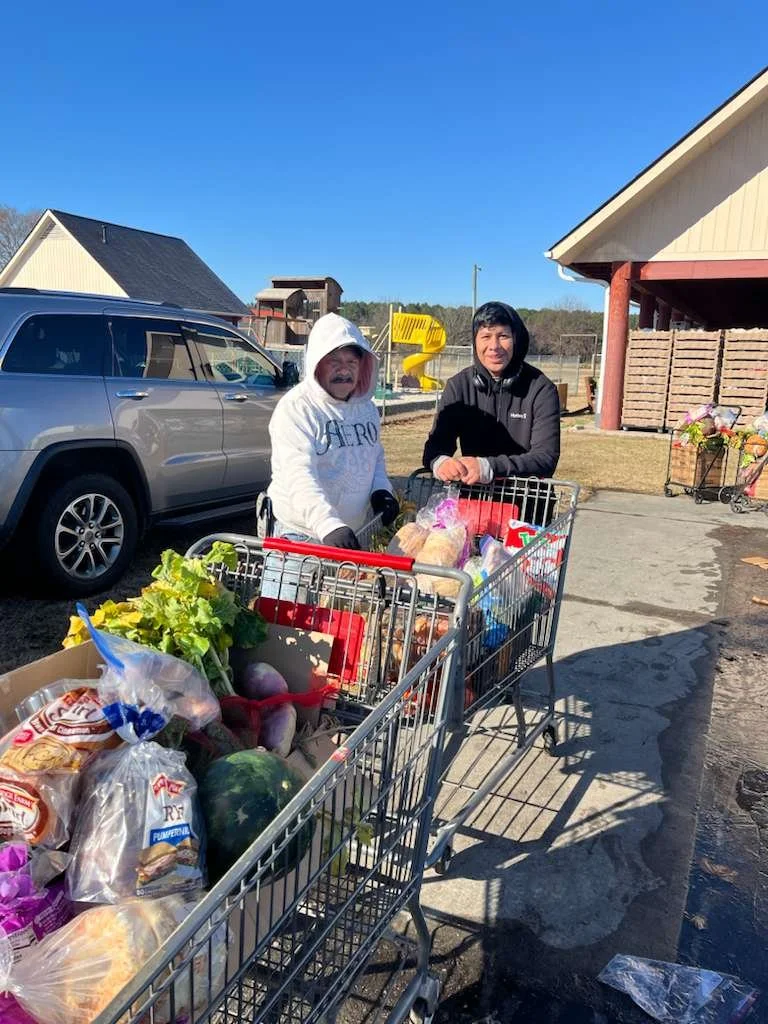 Food Distribution/ Distribución de alimentos/ Distribisyon Manje