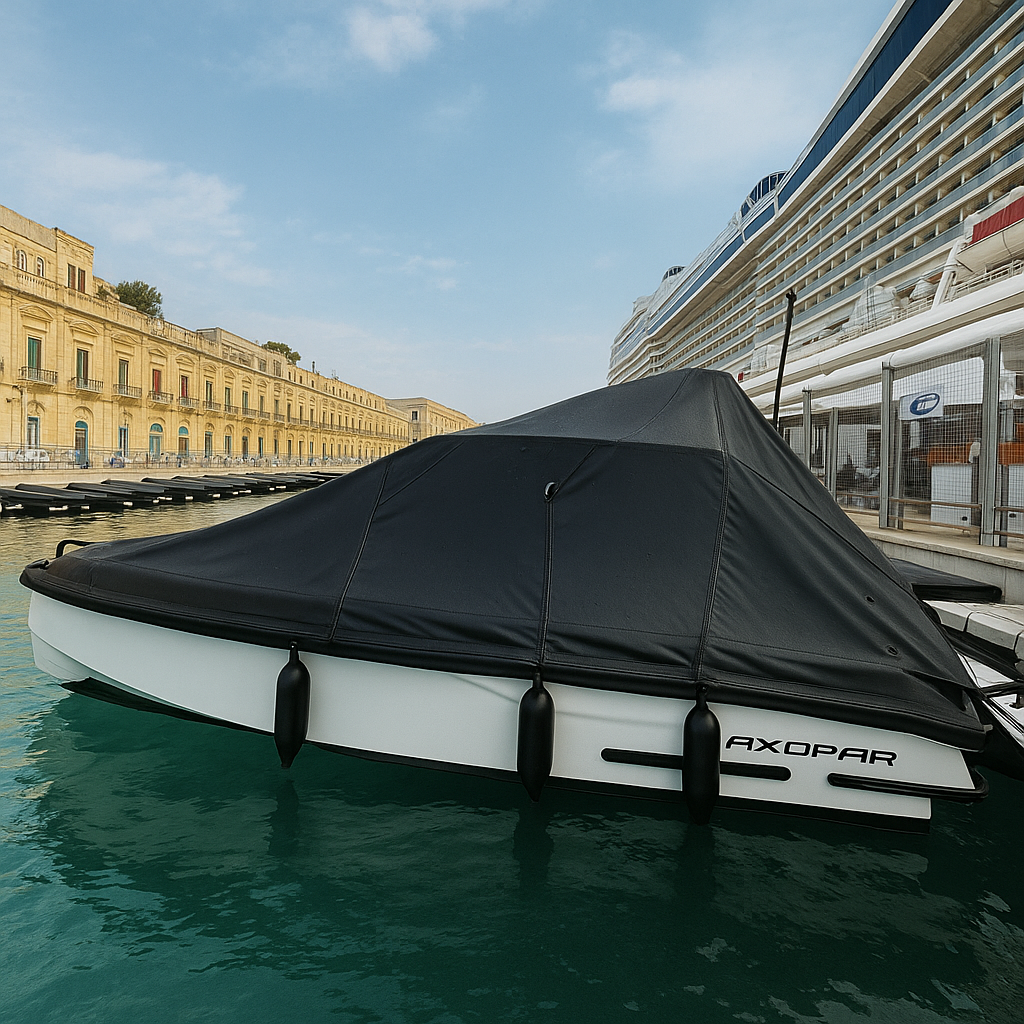 Yacht im Hafen mit schützender Abdeckung, neben einem größeren Kreuzfahrtschiff und historischen Gebäuden am Wasser.