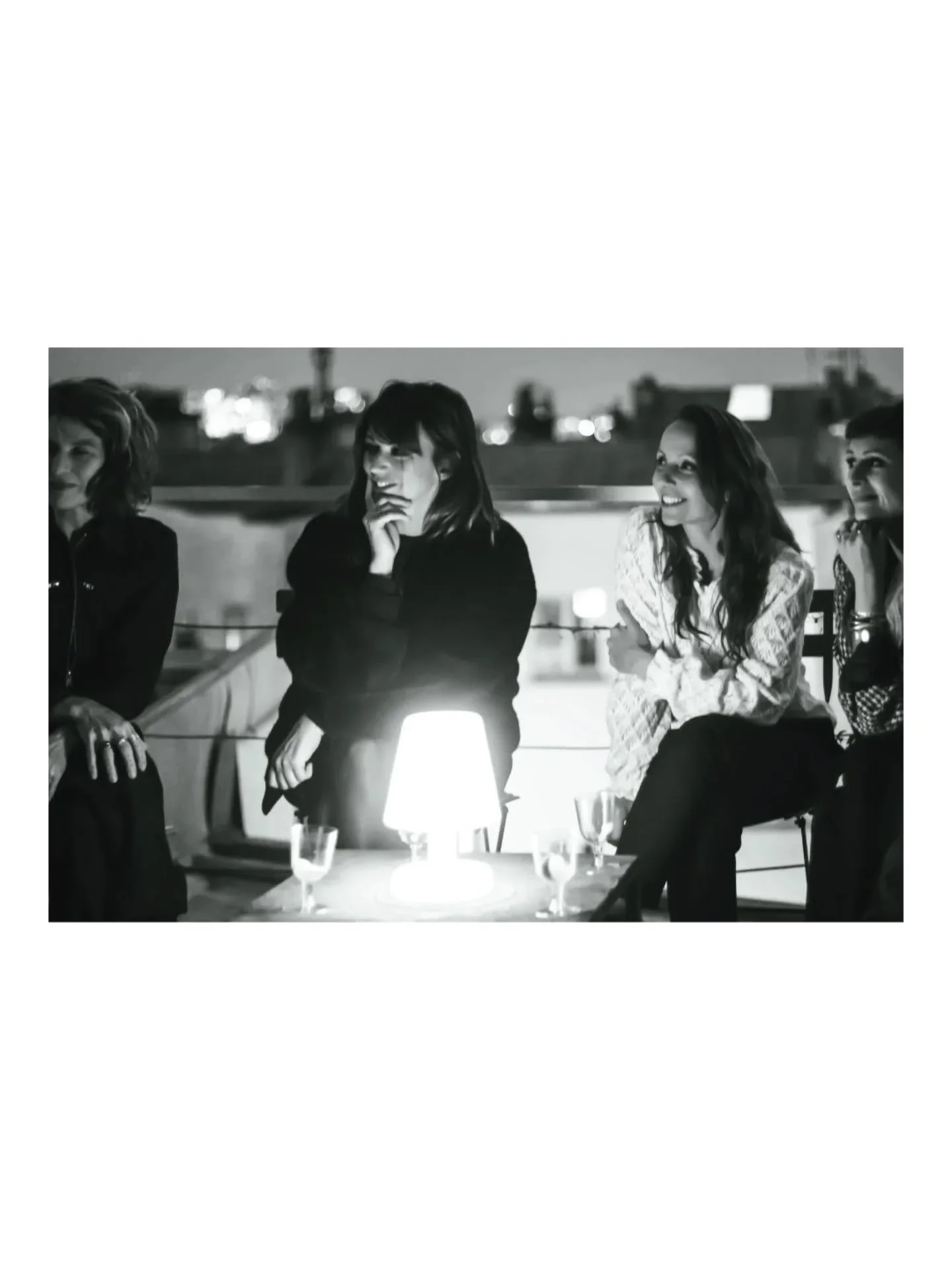 📸 Retour en images : FABRICA FEMINA &lceil;Paris gathering&rceil; &amp; Parcours F&eacute;ministes

Jeudi dernier, sur les toits de Montmartre, c&rsquo;&eacute;tait magique : Cl&eacute;o T., curatrice de Fabrica Femina, proposait une soir&eacute;e r