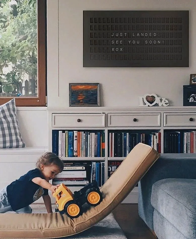 Vestaboard Home Split-Flap-Display Wohnzimmer - Exprimis.jpg