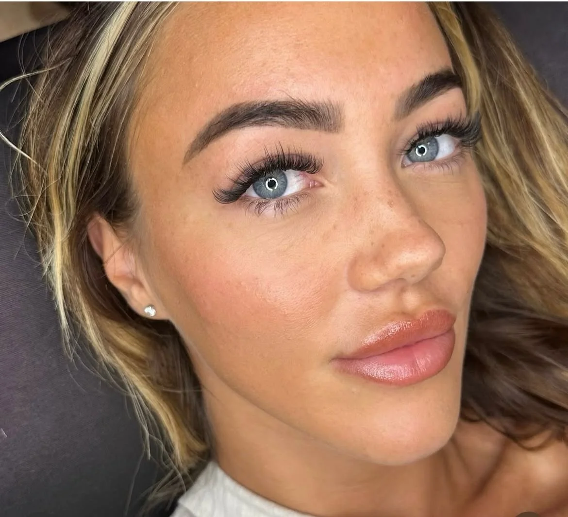 Full. Fluffy. Fierce.
Mega Volume lashes are the ultimate glam statement — created using ultra-fine lash fans for maximum density without the weight. This look is bold, dramatic, and unapologetically extra — perfect for clients who love a full, dark 