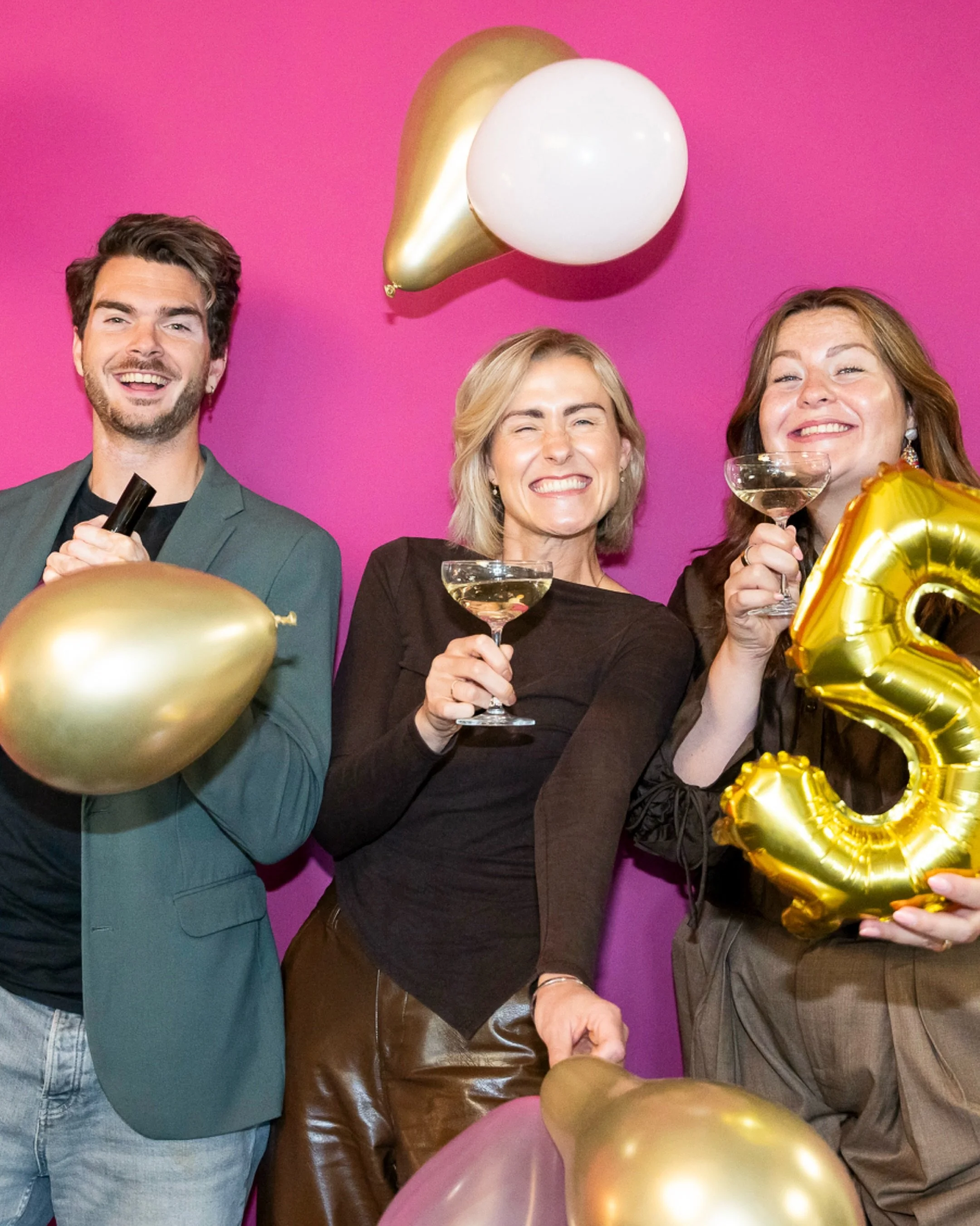 @merkbureau.comfy 5 years and counting 🥳

Supertoffe shoot gehad voor een van mijn vaste opdrachtgevers. Elke maand ga ik voor ze op pad om verschillende klanten vast te leggen, maar deze keer stonden ze zelf eens voor de camera. 📸