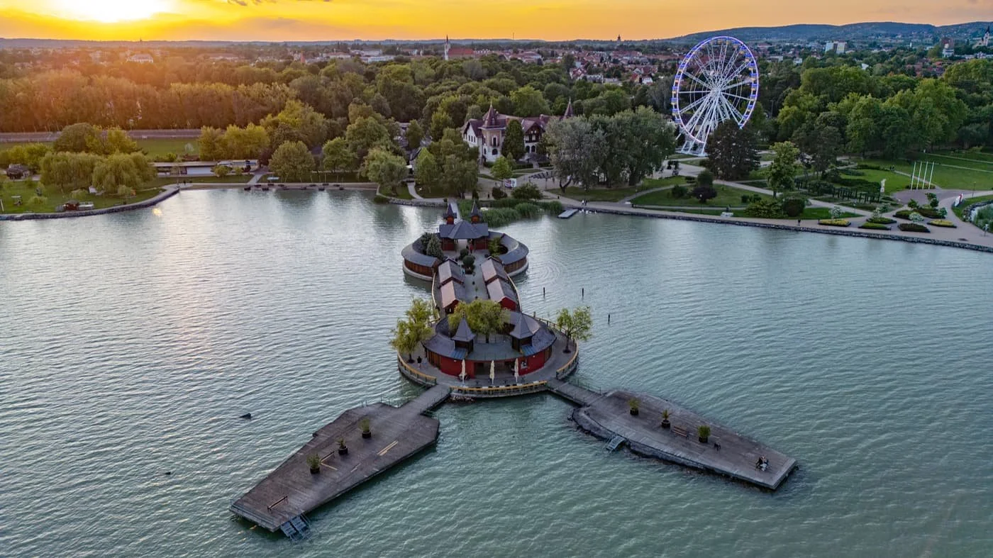 keszthely-balaton-oriaskerek-szigetfurdo-varosi-strand-csodalatosbalaton.jpg