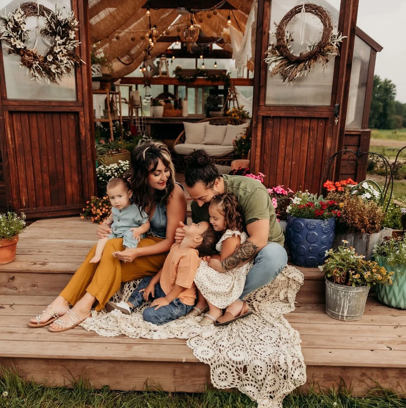 A sneak from @kelcikennettphotography greenhouse minis! When you rent the property? You get access to the creek, garden, property and the greenhouse!!! We have beautiful sunset views, meadow, flowers, a split rail fence and so much more!! 

Come chec