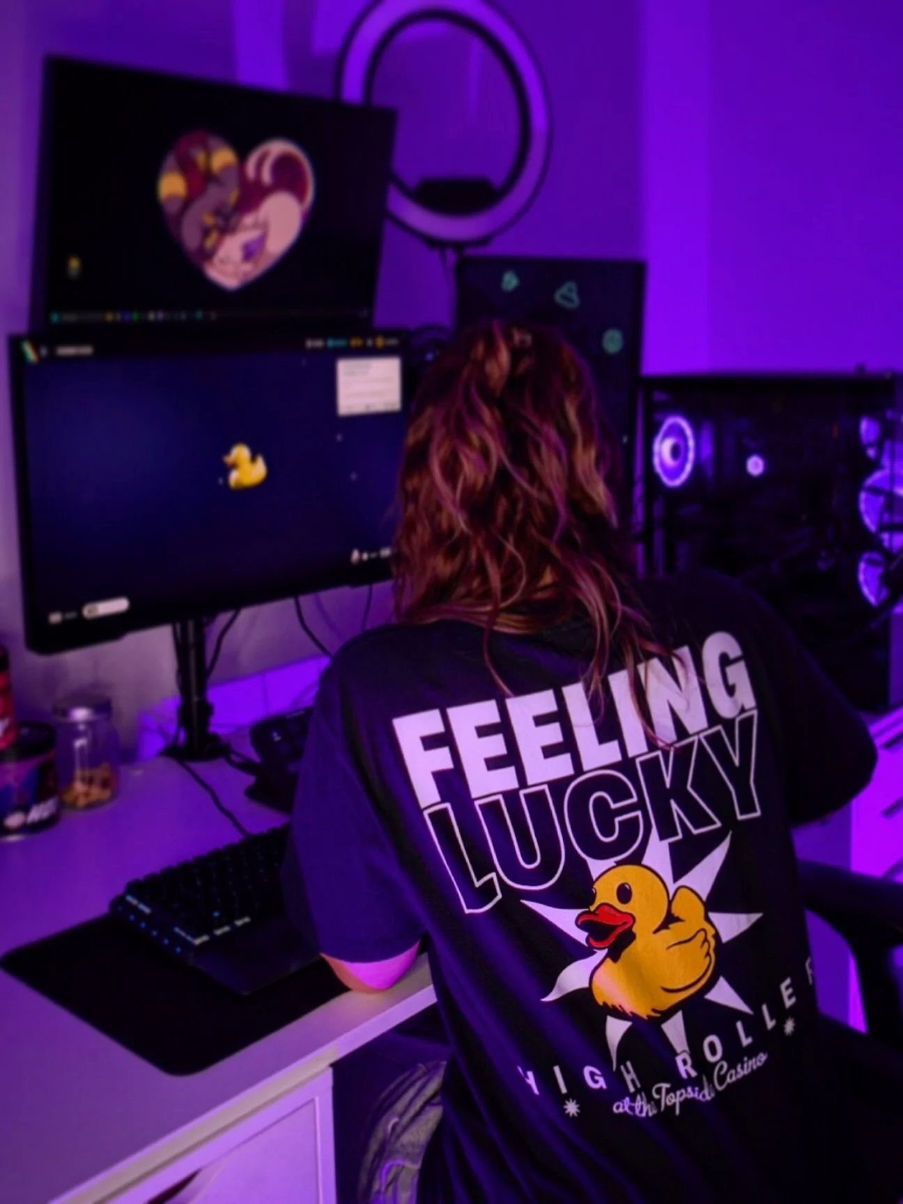 Lucky Duck run essentials: Rubber duck + this shirt 💛✨

🛒 Available in the merch store now (link in my bio) 

#arcraiders #luckyduck #arcraidersmerch #luceishere_