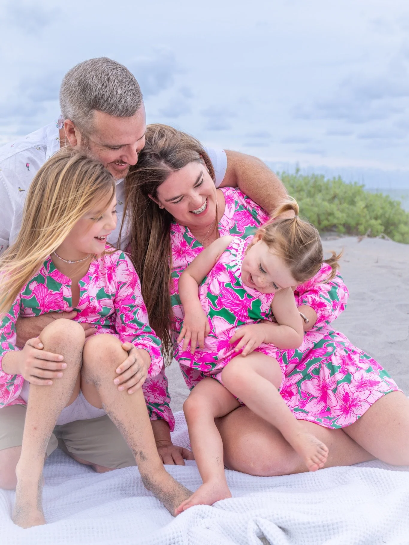 Pretty in pink 💕 

The bright pink tones created such a beautiful contrast against the pale blue sky and sea, allowing this family&rsquo;s connection to truly shine. Such a joy to photograph&mdash;and a privilege to capture these special moments tog