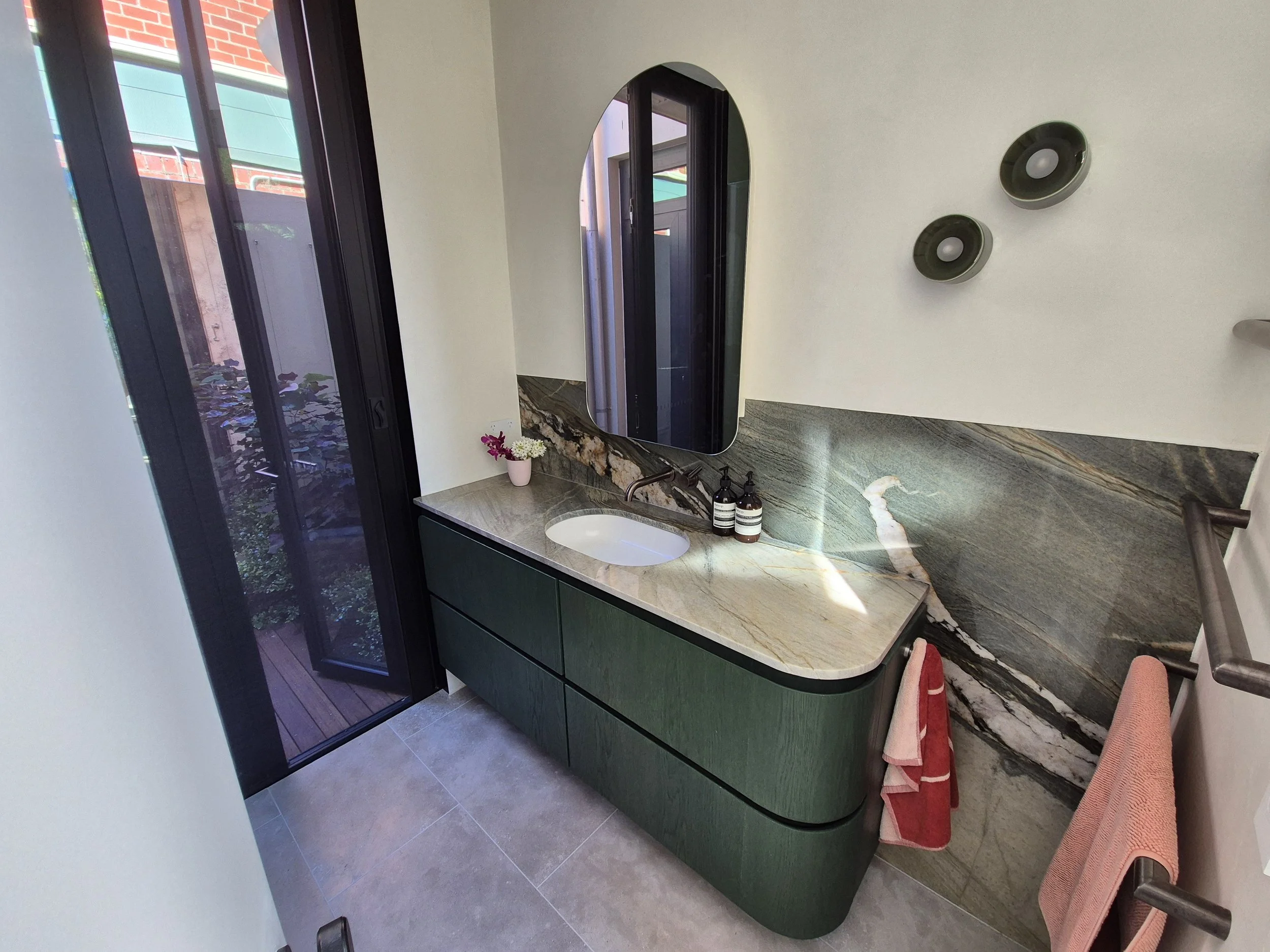 Curved cabinet MM Harold.jpg