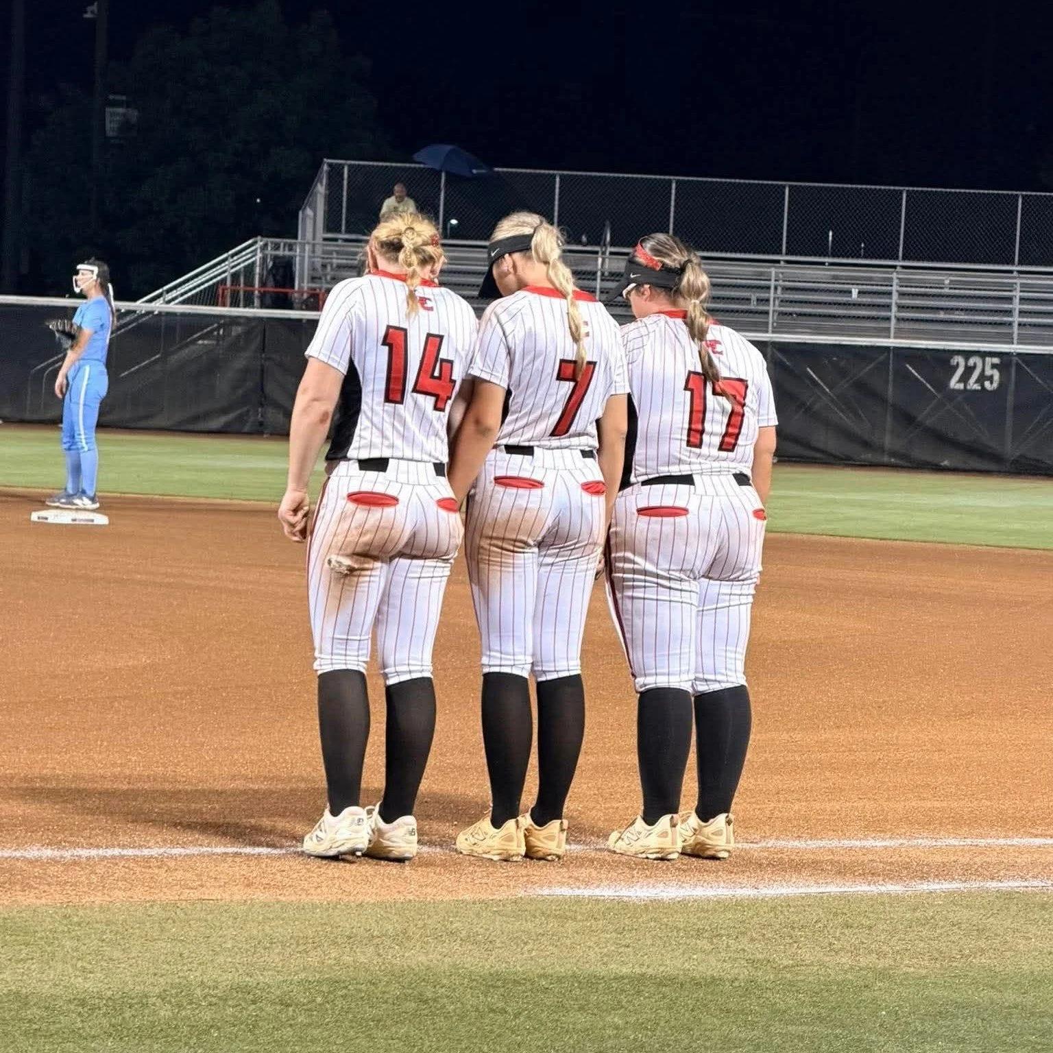 PHOTO OF THE DAY: Scottie Terry shared, "Girls praying during the state championship. Love my #14!"