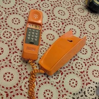 Does anybody still have a landline phone? ☎️