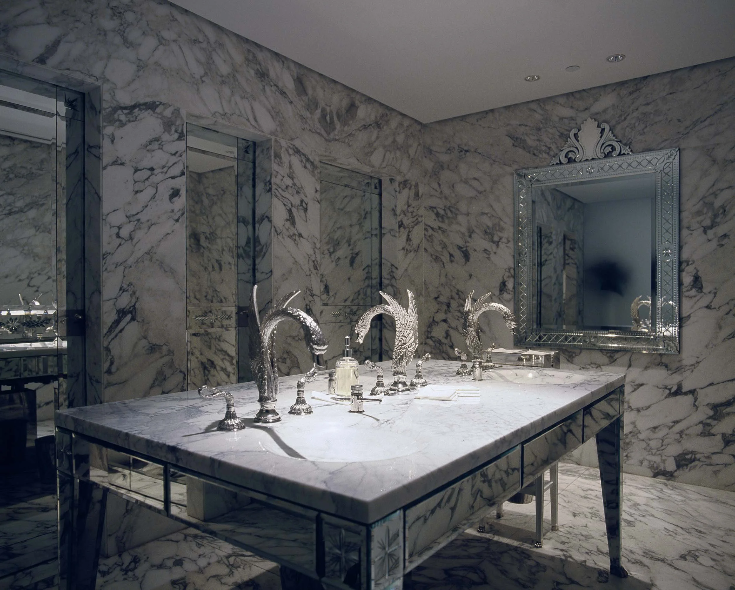 Faena 17 - toilet.jpg