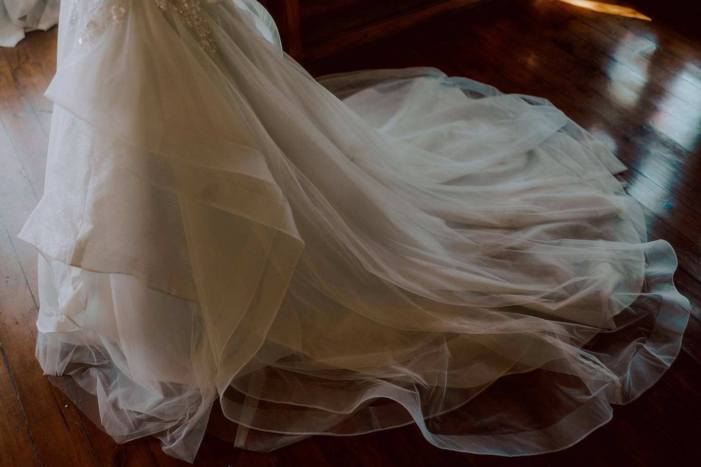 Frozen the Colors | D&amp;D

Few highlights from wedding at Monterrey
.
.
.
.
Venue: @nuevetres.bodasenjardin 
#weddingday #destinationweddingphotographer #bodasmonterrey #weddingdress #rustwedding