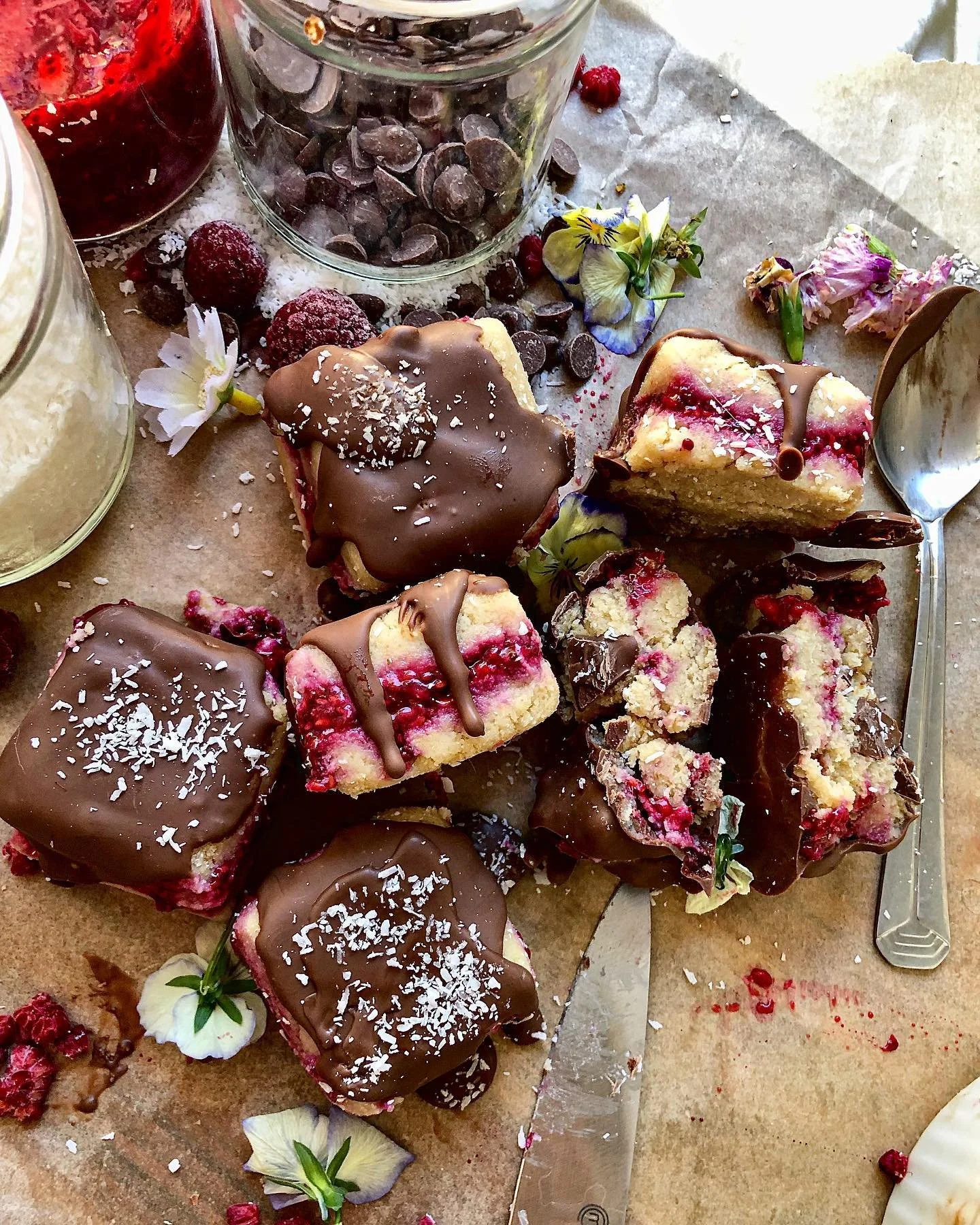 Currently addicted to these plant based protein lamington bites! 🥥🍓🍫

The combination of how easy to make, delicious to eat and protein packed these are have me making these weekly! 
I like to measure this one with my heart (mostly because it come