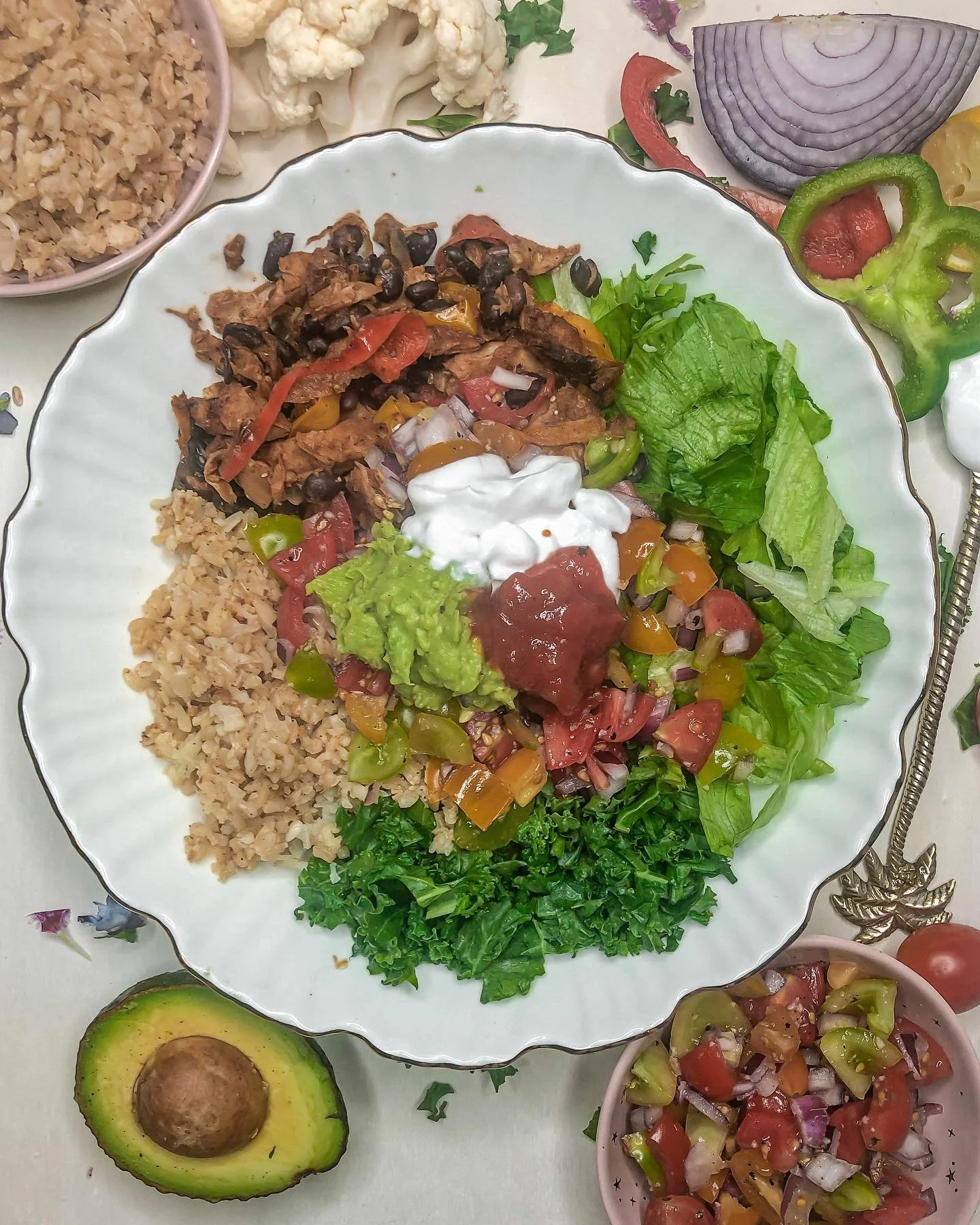 Lacking dinner inspo? You need to make this 😍
Burrito bowls are one of my faaaavourite dinners, definitely a weekly staple for me! They are easy to chuck together and are packed full of so much flavour 🤤 I made this one with riced cauliflower and f