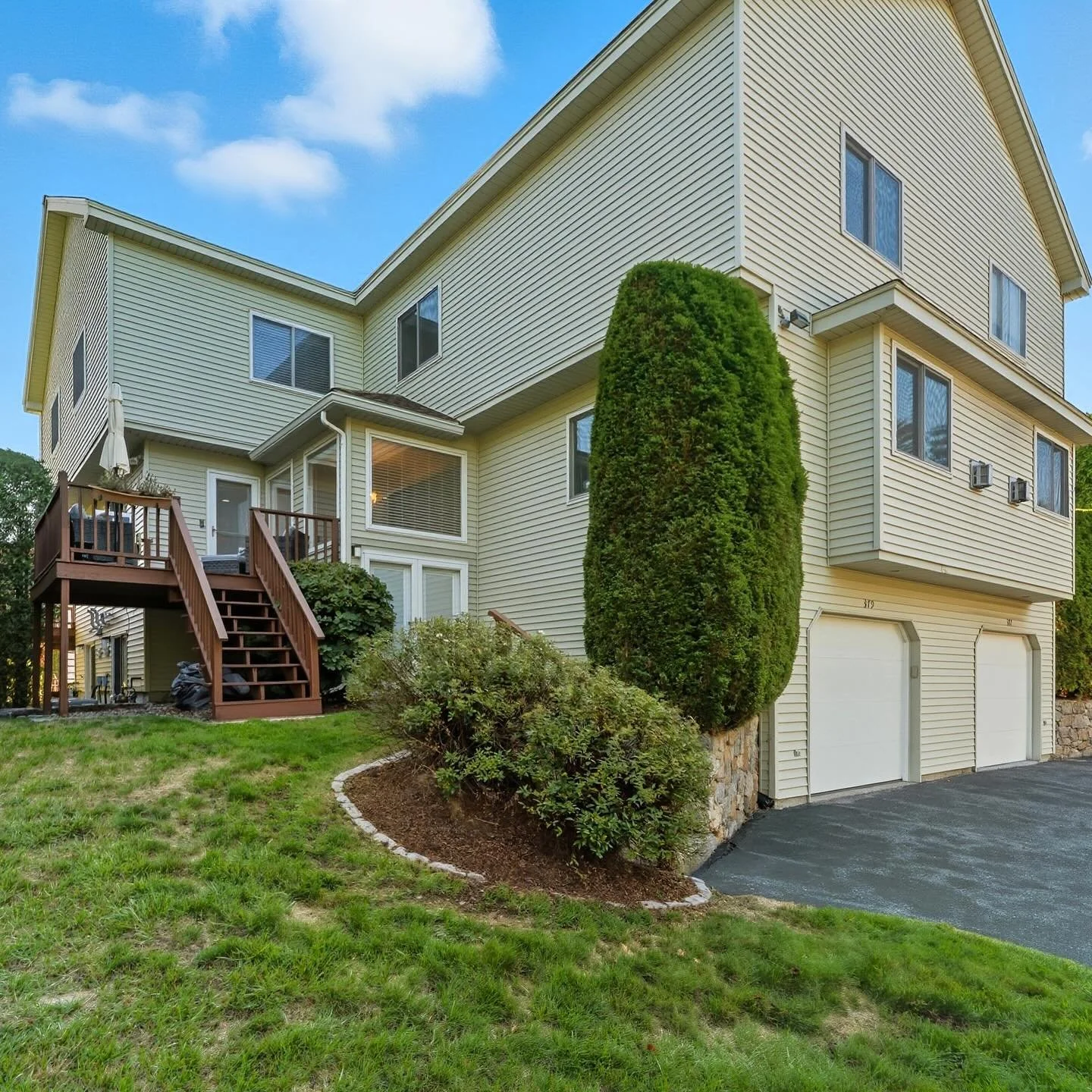 This stunner in📍Ashland is BACK on your feed ✨ &mdash; and now at an IMPROVED PRICE! 🤩

🏡 Welcome to this meticulously maintained, and beautifully updated multi-level townhouse in Ashland&rsquo;s Village of a Thousand Pines. This home features two