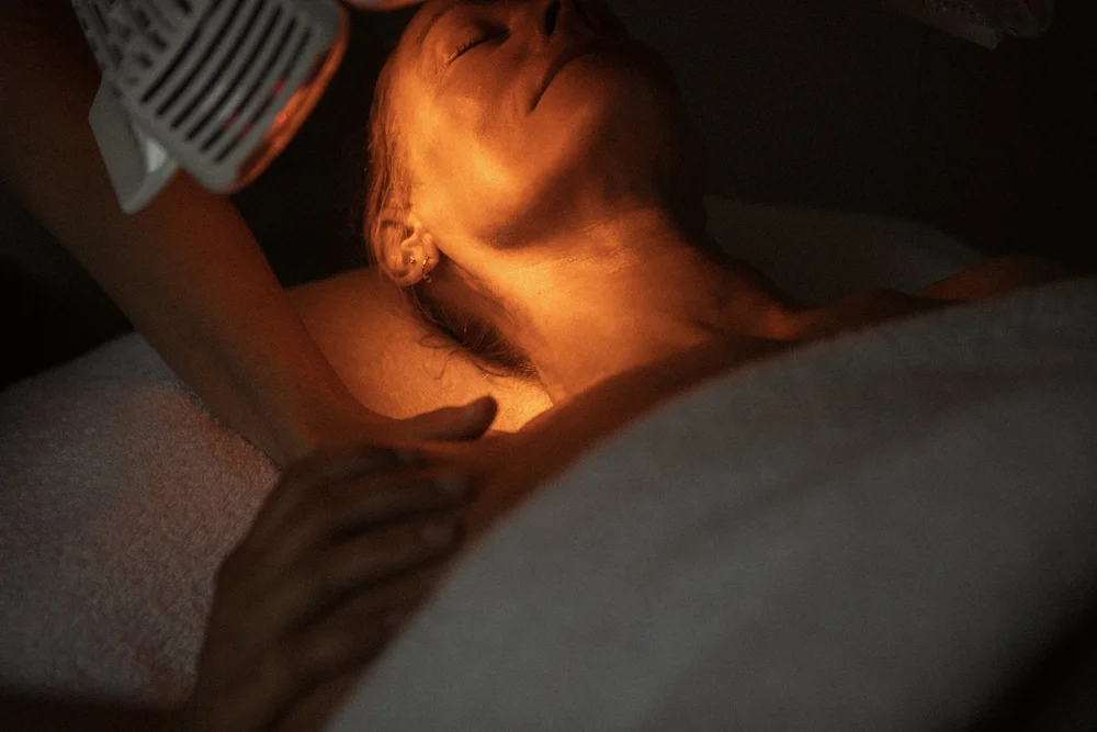 Client relaxing under Healite LED light therapy