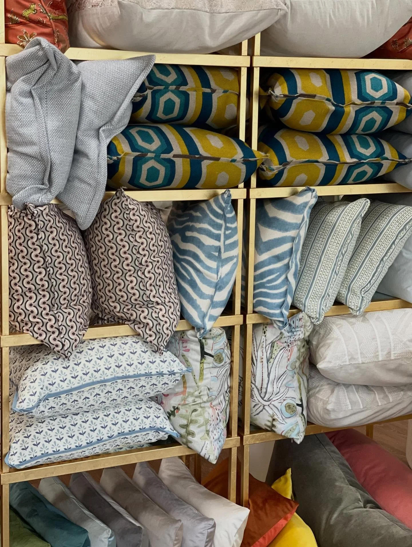 So many pillows, so little time! 🤩 Stop by and pick up yours before Christmas hosting kicks off&mdash;or wrap up a set as gifts!