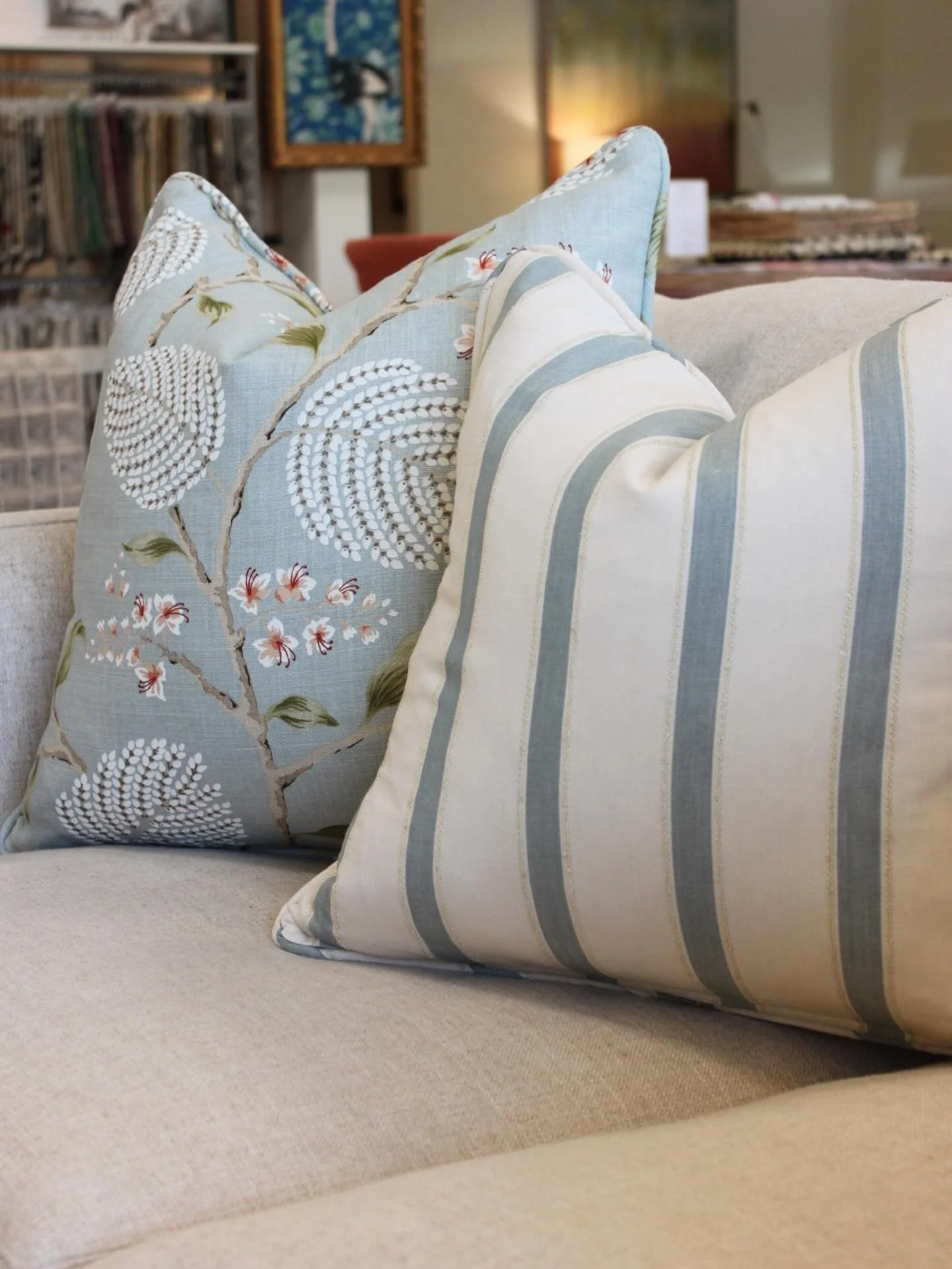 We love all the details 🤩 Whether you&rsquo;re looking for a self-welt, tassels, fringe (&amp; more)&mdash;we&rsquo;ve got you covered. 

Stop in the store and shop our current selection of designer pillows (or create your own!)