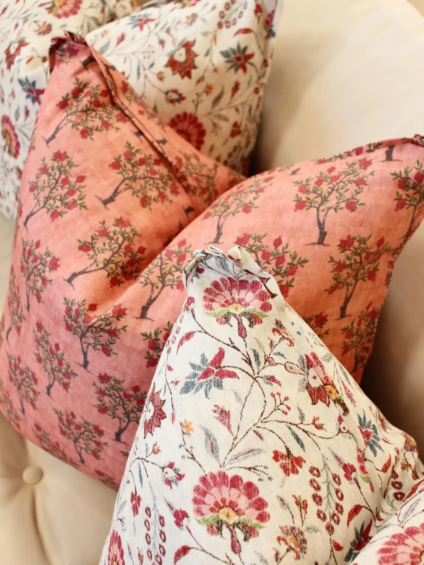 Friday Favorite&mdash;these pillows with @lisafinetextiles fabric 😍